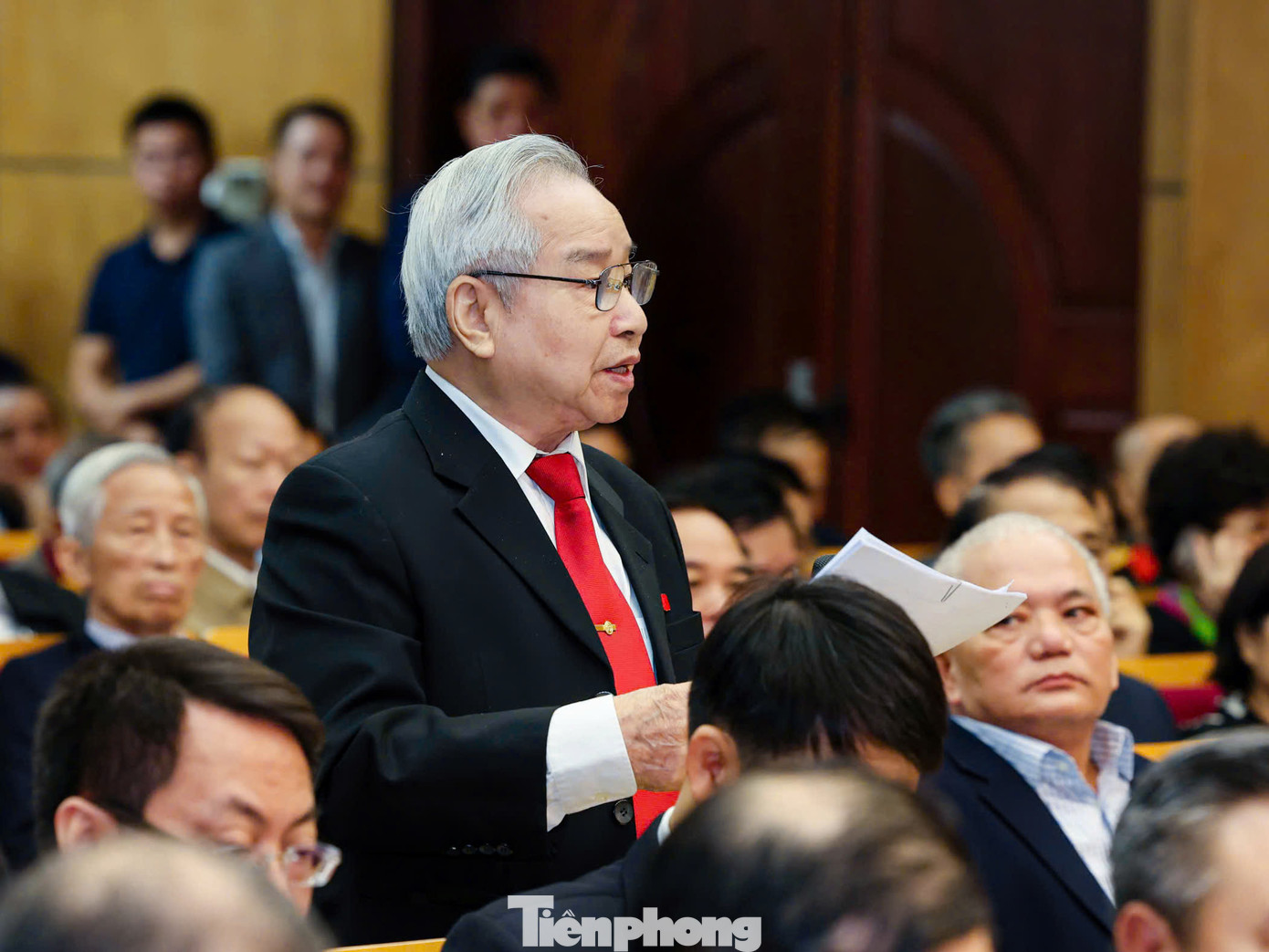 Các cử tri nêu ý kiến tại hội nghị. Ảnh: Như Ý. Các cử tri nêu ý kiến tại hội nghị. Ảnh: Như Ý.