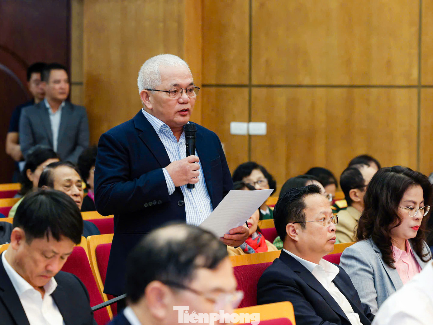 Các cử tri nêu ý kiến tại hội nghị. Ảnh: Như Ý. Các cử tri nêu ý kiến tại hội nghị. Ảnh: Như Ý.