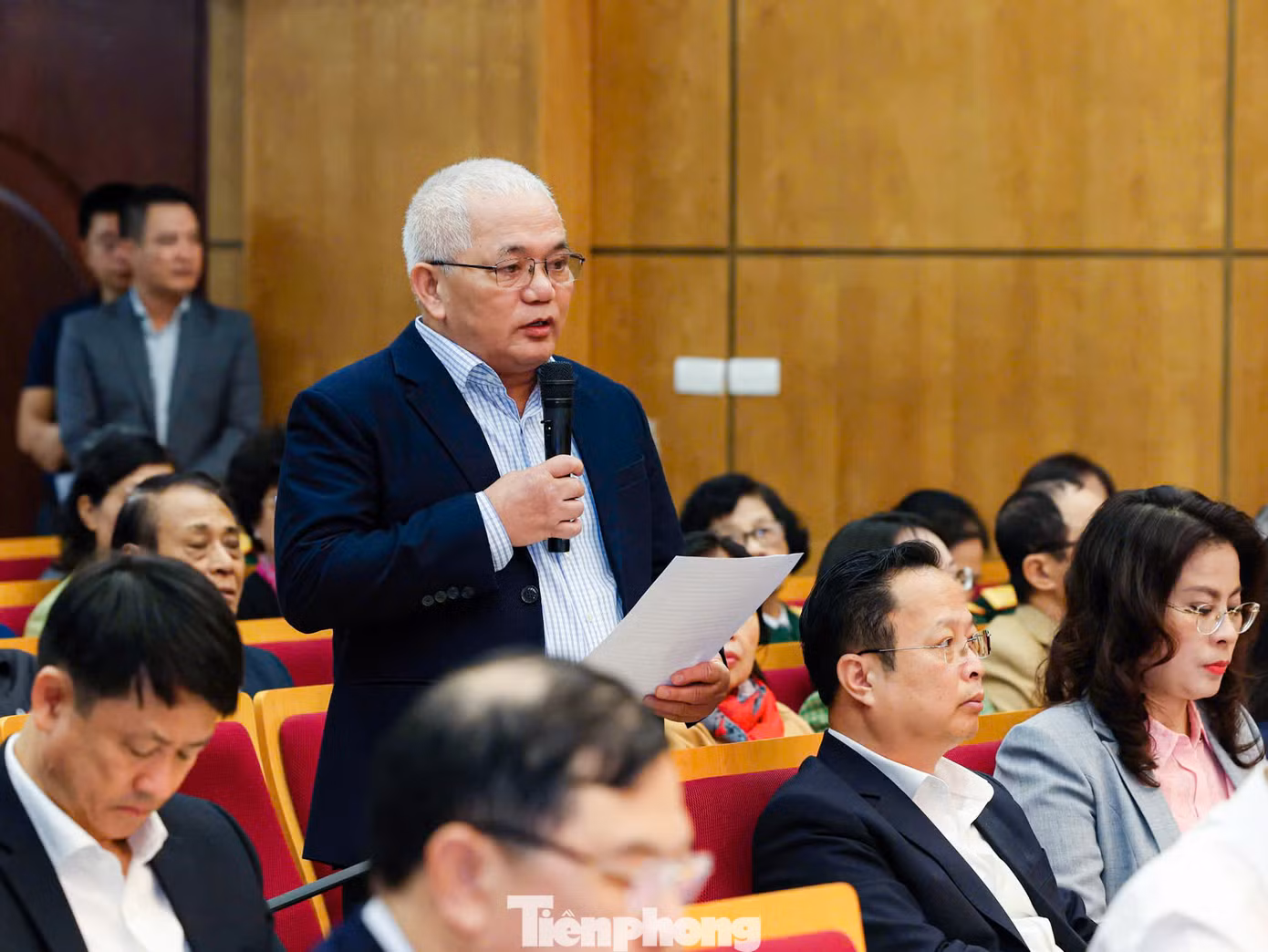 Các cử tri nêu ý kiến tại hội nghị. Ảnh: Như Ý.