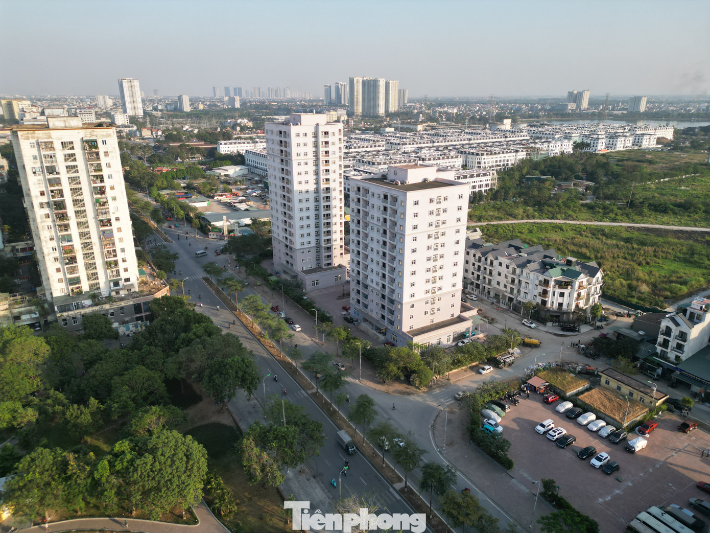 Theo thông tin phản hồi đến báo Tiền Phong trước đó, Phòng Quản lý đô thị quận Hoàng Mai cho biết, bãi xe do ông Nguyễn Trường Giang (SN 1987, thường trú tại Bình Xuyên, Vĩnh Phúc) quản lý. Làm việc với cơ quan chức năng, ông Giang không xuất trình được giấy tờ liên quan đến việc tổ chức trông giữ phương tiện tại sân 3 toà chung cư. Ảnh: Đức Nguyễn.