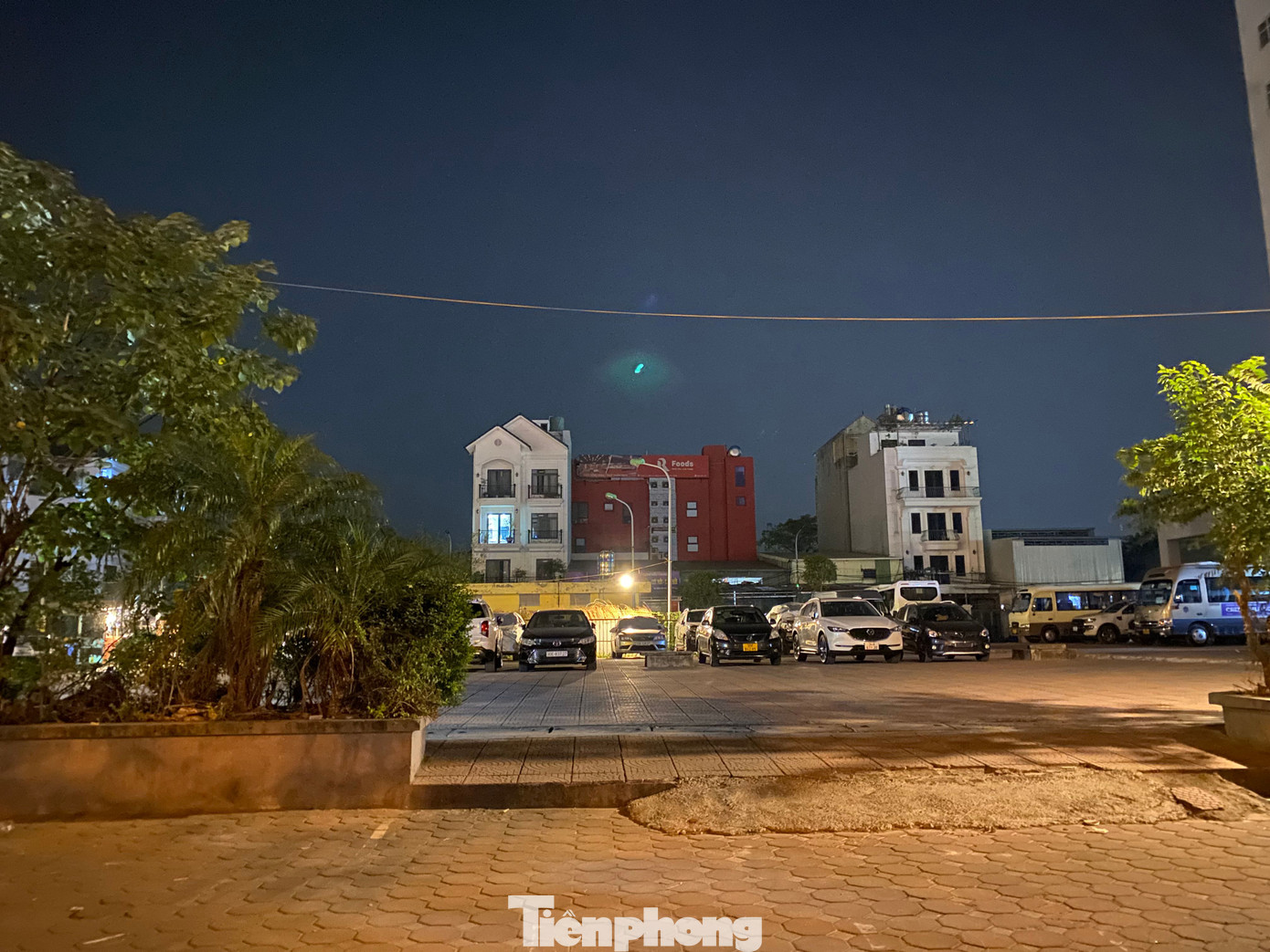 Rất nhiều xe ô tô được gửi qua đêm ở bãi xe "lậu" này. Ảnh chụp đêm 29/11. Ảnh: Trường Phong.