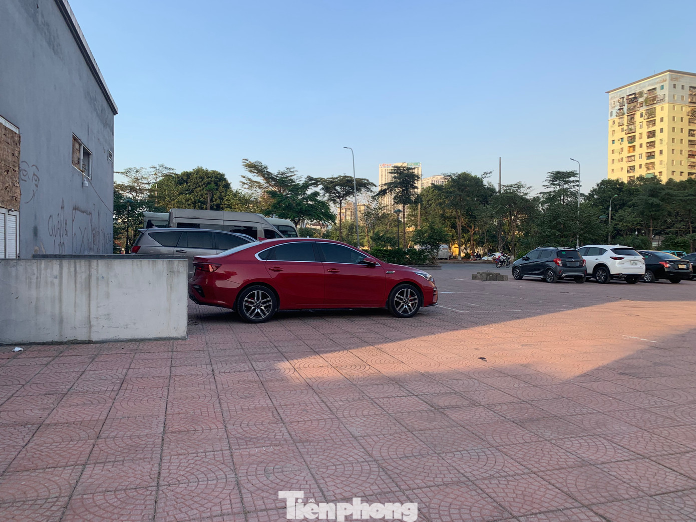 Nhiều xe ô tô đậu, đỗ trong khuôn viên sân toà chung cư tái định cư Đền Lừ III, ngày 29/11. Ảnh: Đức Nguyễn.