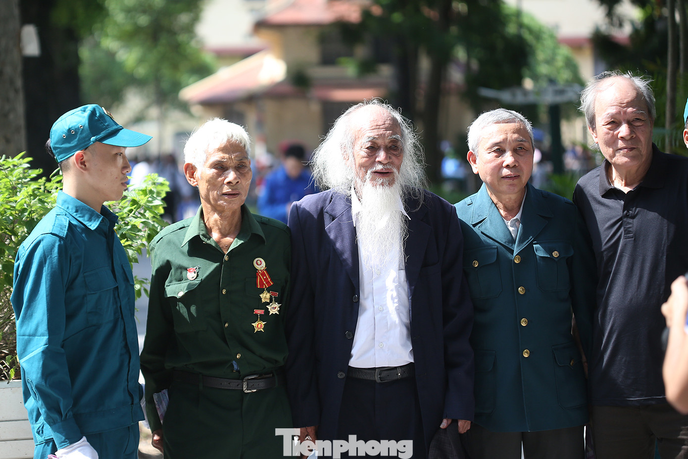 Đông đảo người dân xếp hàng chờ vào viếng Tổng Bí thư Nguyễn Phú Trọng. Ảnh: Trường Phong. Đông đảo người dân xếp hàng chờ vào viếng Tổng Bí thư Nguyễn Phú Trọng. Ảnh: Trường Phong.