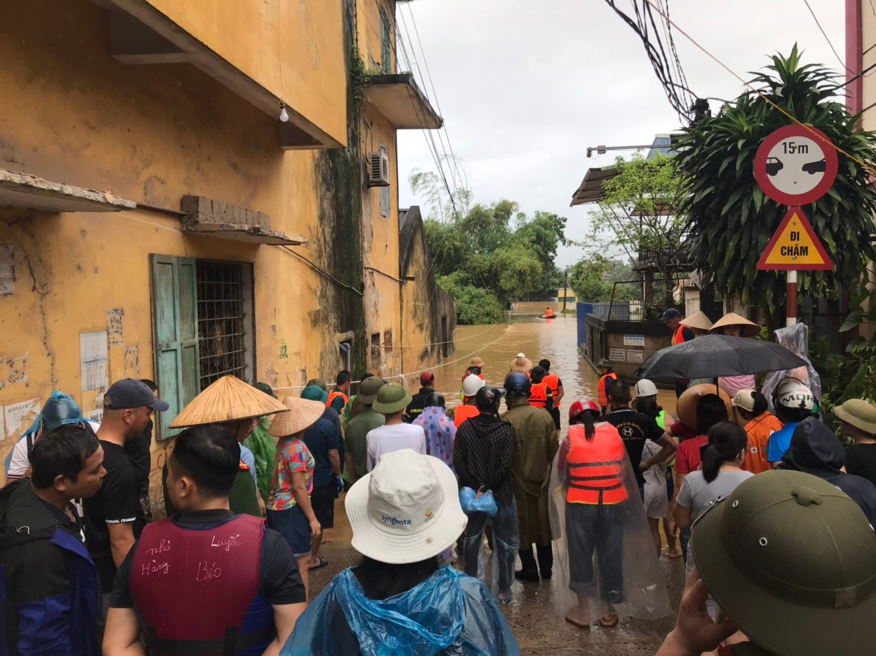 Nhiều người dân theo dõi lực lượng chức năng cứu hộ người mắc kẹt trong vùng lũ lụt, đồng thời gửi đồ ăn, thuốc vào cho người thân. Ảnh: Trường Phong Nhiều người dân theo dõi lực lượng chức năng cứu hộ người mắc kẹt trong vùng lũ lụt, đồng thời gửi đồ ăn, thuốc vào cho người thân. Ảnh: Trường Phong