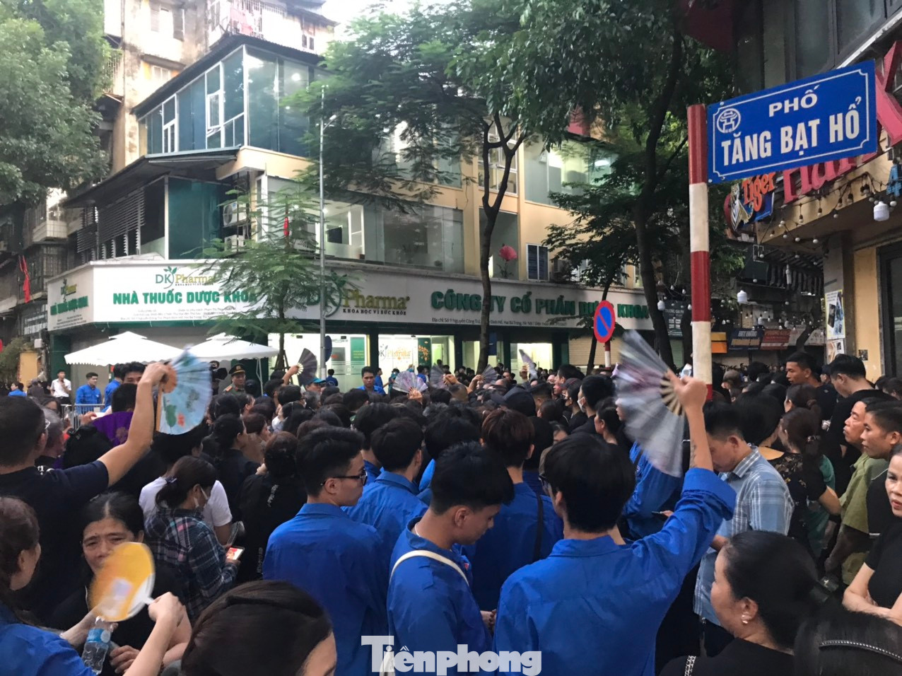 Thanh niên tình nguyện hỗ trợ quạt mát, phát nước cho những người xếp hàng chờ đợi vào viếng Tổng Bí thư Nguyễn Phú Trọng. (Ảnh: Trường Phong) Thanh niên tình nguyện hỗ trợ quạt mát, phát nước cho những người xếp hàng chờ đợi vào viếng Tổng Bí thư Nguyễn Phú Trọng. (Ảnh: Trường Phong)