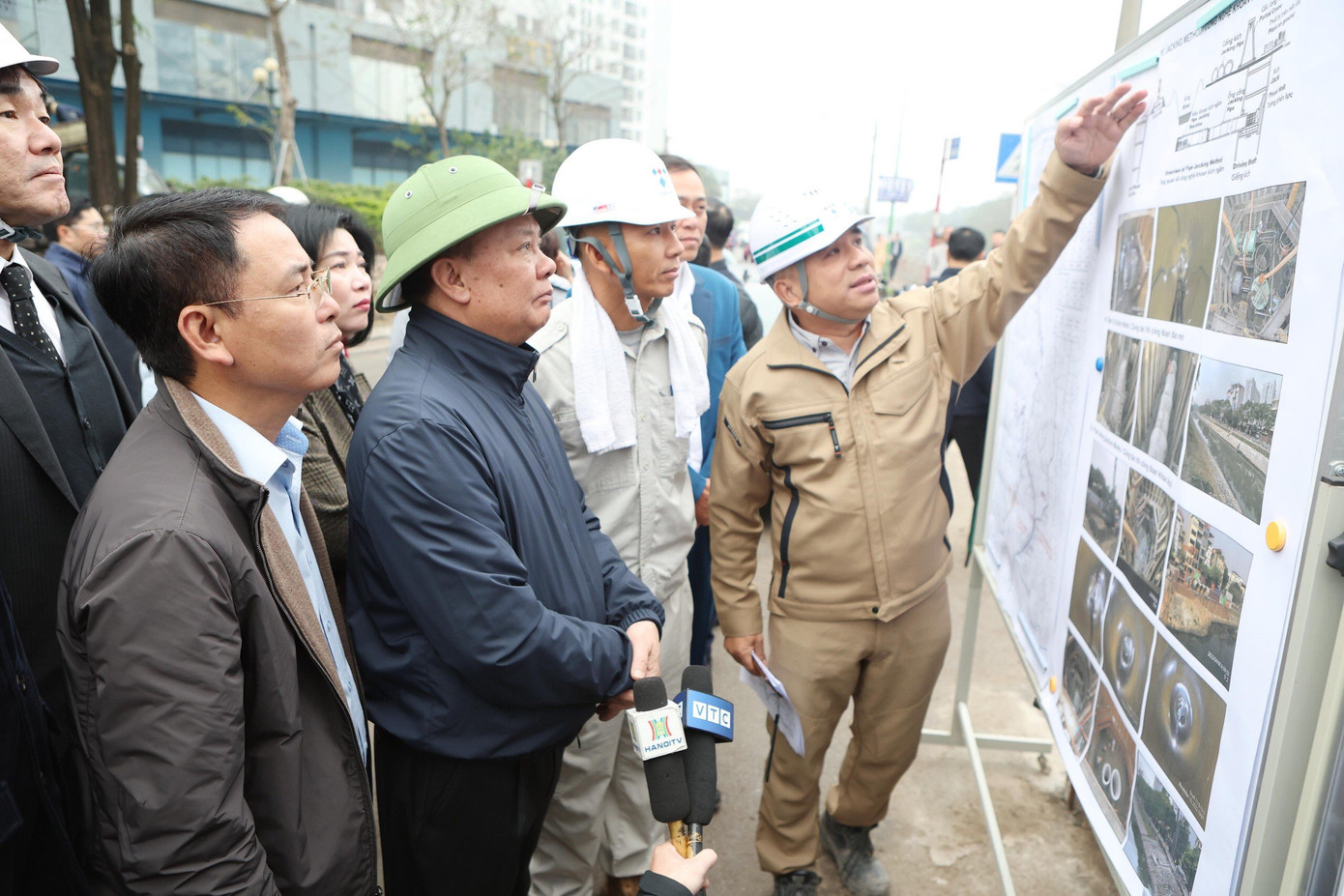 Bí thư Thành uỷ Hà Nội Đinh Tiến Dũng nghe giới thiệu về dự án. Ảnh: PV.