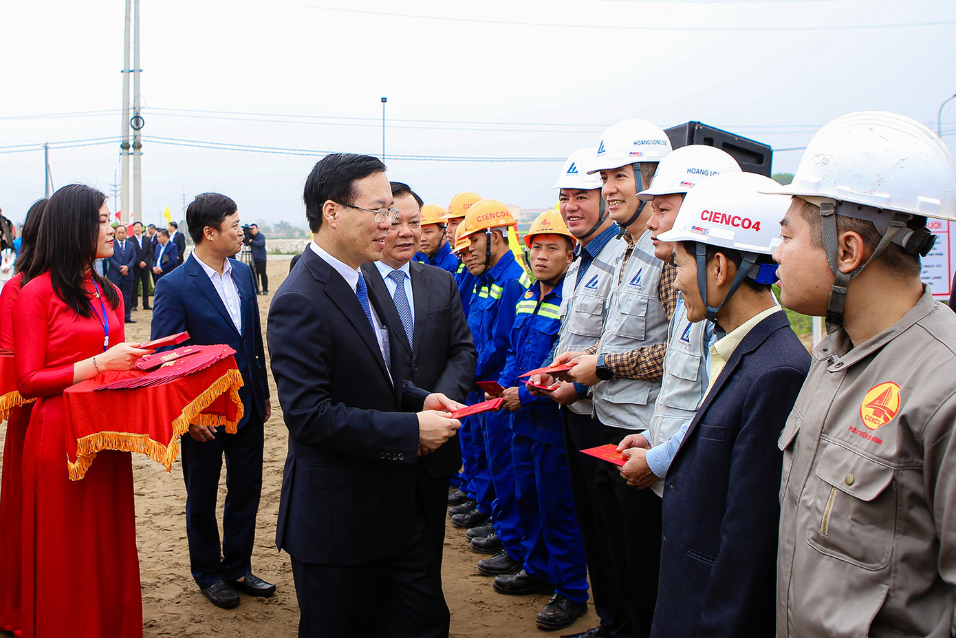 Chủ tịch nước Võ Văn Thưởng, Bí thư Thành uỷ Hà Nội Đinh Tiến Dũng tặng quà, động viên công nhân trên công trường thi công Dự án Vành đai 4 - Vùng Thủ đô.