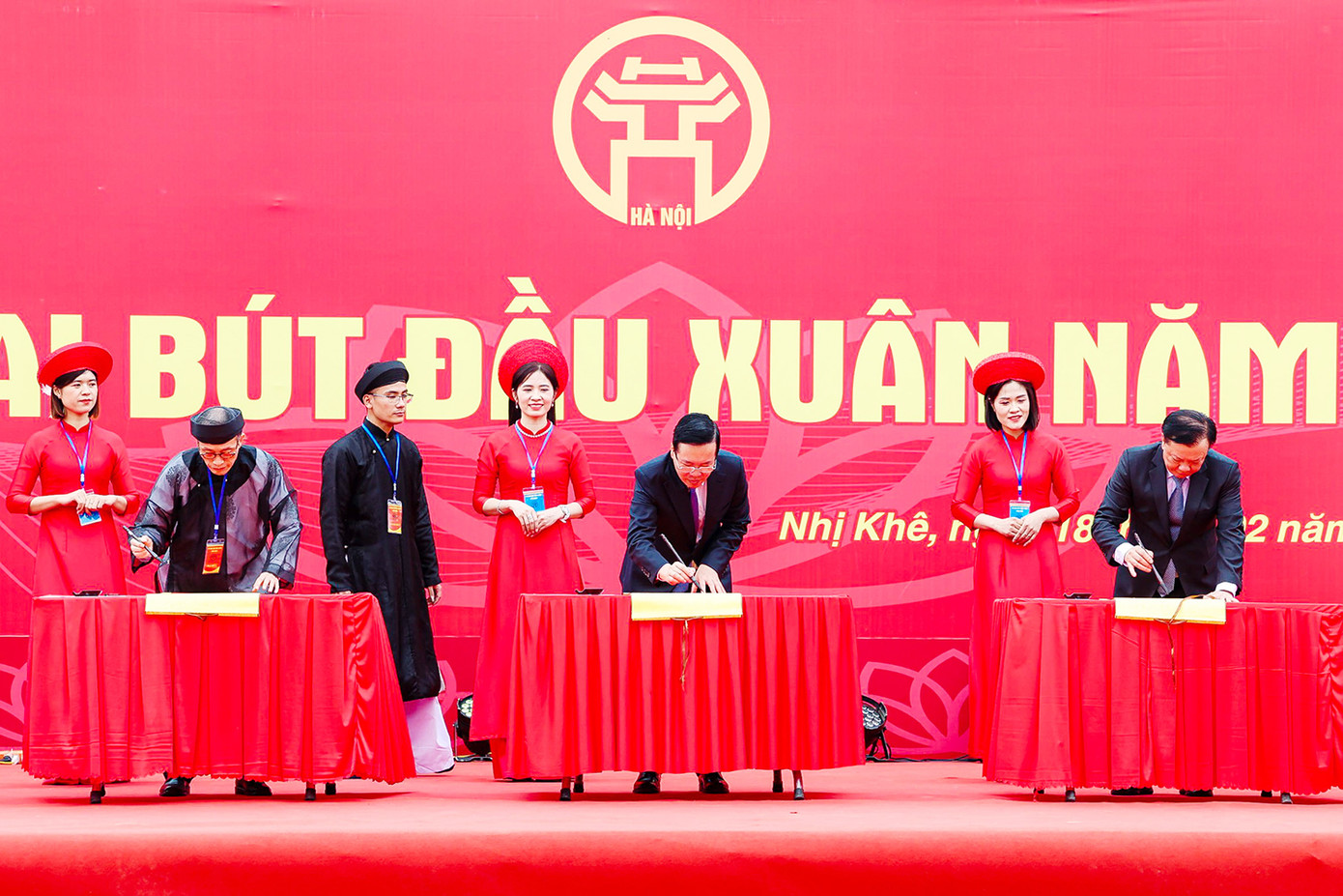 Chủ tịch nước Võ Văn Thưởng, Bí thư Thành uỷ Hà Nội Đinh Tiến Dũng và các đại biểu khai bút đầu xuân năm 2024. Ảnh: Hữu Thắng.