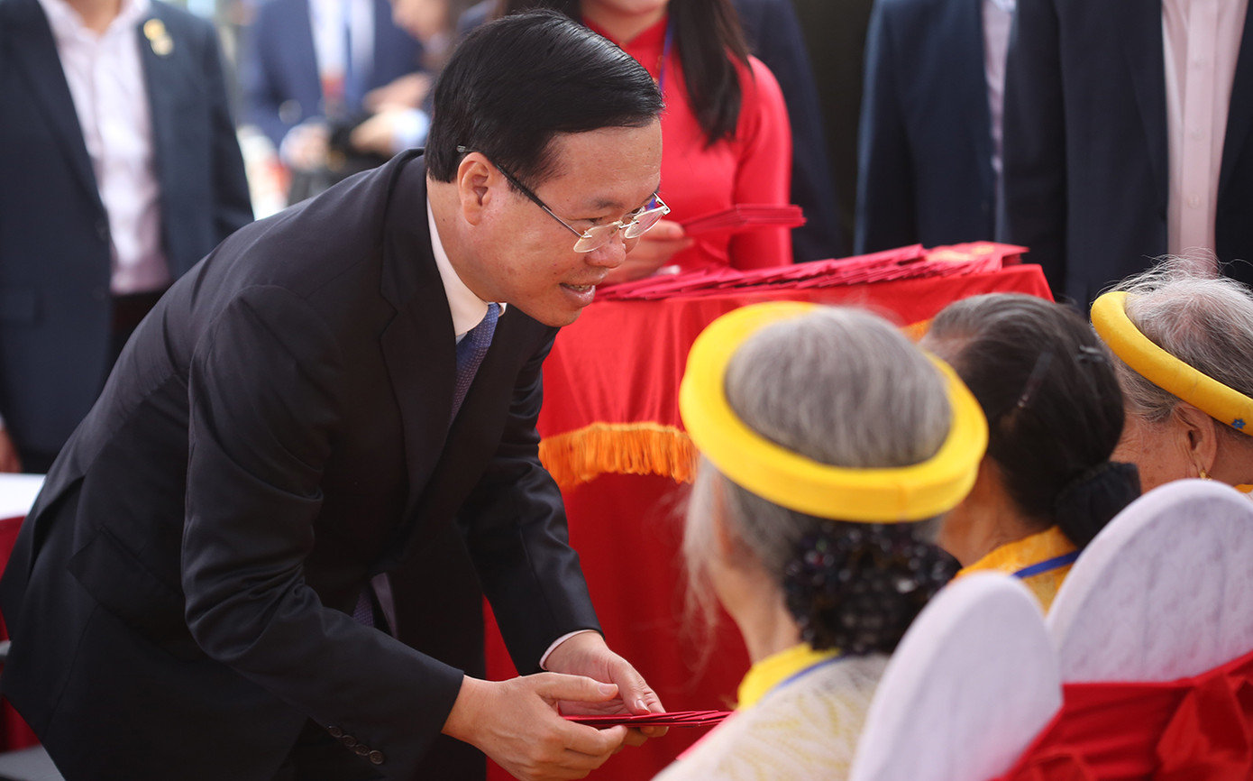 Chủ tịch nước Võ Văn Thưởng thăm hỏi, mừng tuổi các cụ cao niên và thiếu nhi. Ảnh: PV.