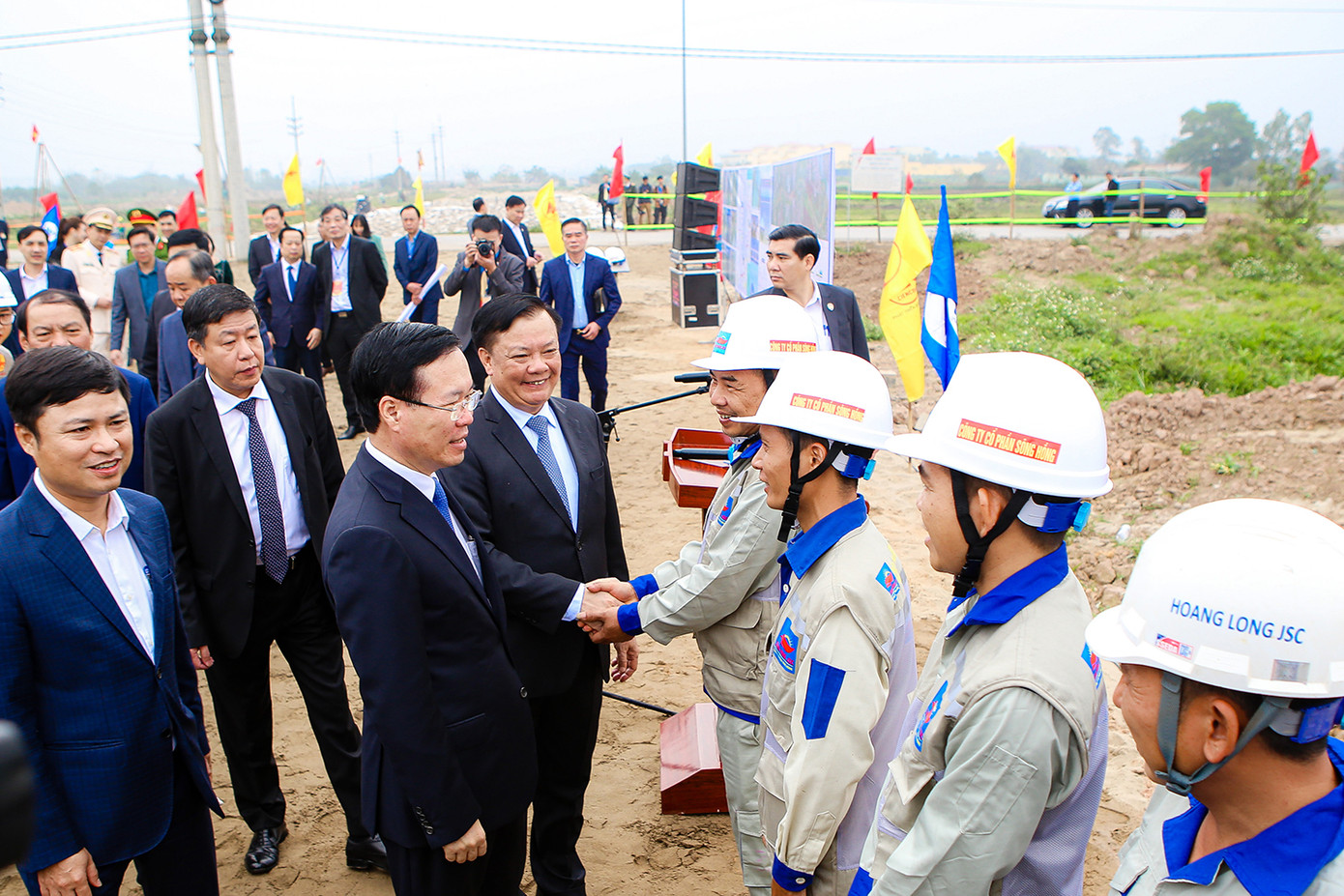 Chủ tịch nước Võ Văn Thưởng, Bí thư Thành uỷ Hà Nội Đinh Tiến Dũng tặng quà, động viên công nhân trên công trường thi công Dự án Vành đai 4 - Vùng Thủ đô.