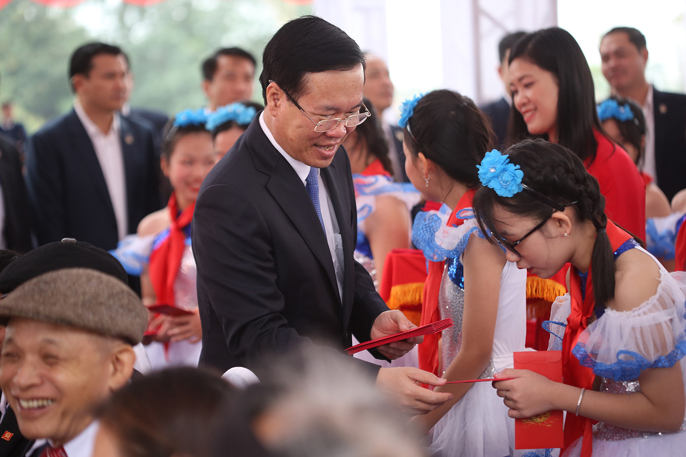 Chủ tịch nước Võ Văn Thưởng thăm hỏi, mừng tuổi các cụ cao niên và thiếu nhi. Ảnh: PV.