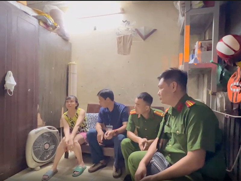 Chủ tịch UBND phường Thành Công Ngô Ngọc Lâm và Công an phường vận động người dân nhà G6A di chuyển. Ảnh: UBND phường Thành Công