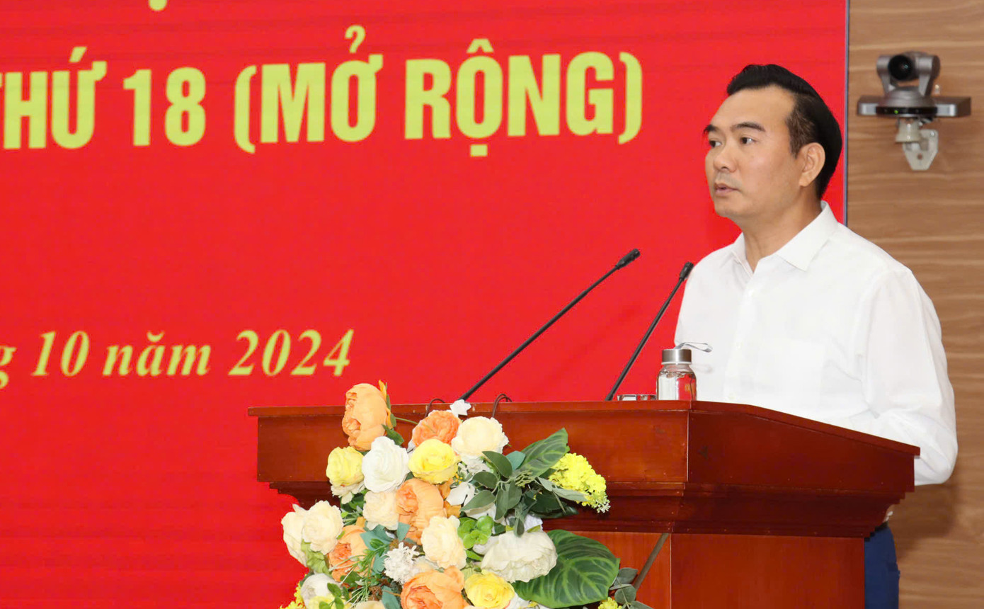 Chánh Văn phòng Đảng uỷ Khối các cơ quan T.Ư Nguyễn Minh Chung trình bày dự thảo báo cáo tại hội nghị. Ảnh: PV. Chánh Văn phòng Đảng uỷ Khối các cơ quan T.Ư Nguyễn Minh Chung trình bày dự thảo báo cáo tại hội nghị. Ảnh: PV.