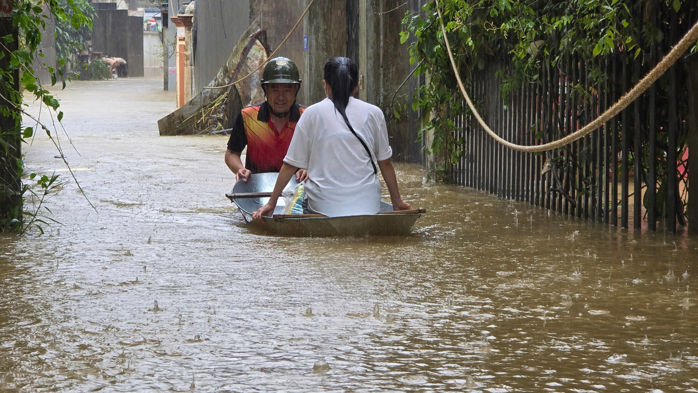 Tại một số khu vực của thành phố Thái Nguyên, nước lũ vẫn chưa rút hẳn. Lực lượng chức năng vẫn tiếp tục hỗ trợ người dân vượt qua chỗ ngập, tiếp tế lương thực, thực phẩm, đặc biệt với những khu vực khó di chuyển, ngập sâu. Ảnh: Hoàng Mạnh Thắng.