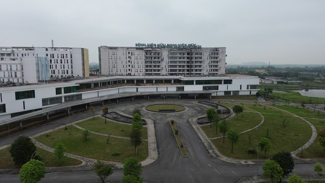 Bệnh viện Bạch Mai cơ sở 2 và Bệnh viện Hữu nghị Việt Đức cơ sở 2 tại Hà Nam xây dựng đã nhiều năm nhưng giờ vẫn "treo", không đưa vào sử dụng gây lãng phí lớn. Ảnh: Tiền Phong. Bệnh viện Bạch Mai cơ sở 2 và Bệnh viện Hữu nghị Việt Đức cơ sở 2 tại Hà Nam xây dựng đã nhiều năm nhưng giờ vẫn "treo", không đưa vào sử dụng gây lãng phí lớn. Ảnh: Tiền Phong.