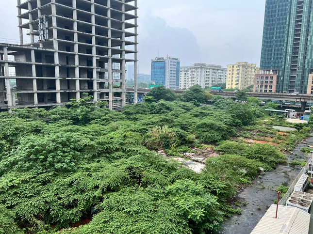 Nhiều dự án bỏ hoang, "đắp chiếu" nhiều năm, gây lãng phí nguồn lực. Ảnh: Tiền Phong. Nhiều dự án bỏ hoang, "đắp chiếu" nhiều năm, gây lãng phí nguồn lực. Ảnh: Tiền Phong.