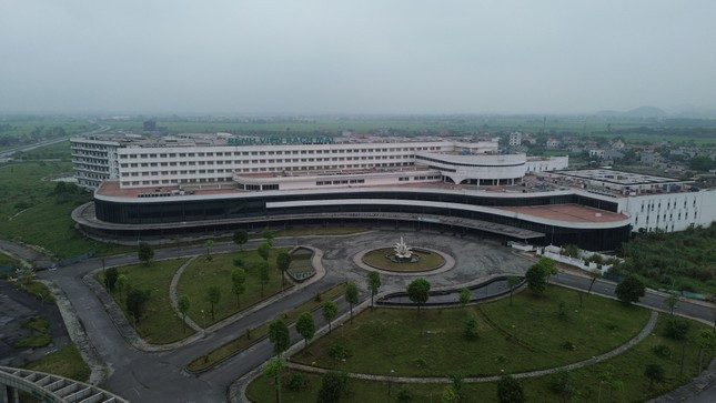 Bệnh viện Bạch Mai cơ sở 2 và Bệnh viện Hữu nghị Việt Đức cơ sở 2 tại Hà Nam xây dựng đã nhiều năm nhưng giờ vẫn "treo", không đưa vào sử dụng gây lãng phí lớn. Ảnh: Tiền Phong. Bệnh viện Bạch Mai cơ sở 2 và Bệnh viện Hữu nghị Việt Đức cơ sở 2 tại Hà Nam xây dựng đã nhiều năm nhưng giờ vẫn "treo", không đưa vào sử dụng gây lãng phí lớn. Ảnh: Tiền Phong.