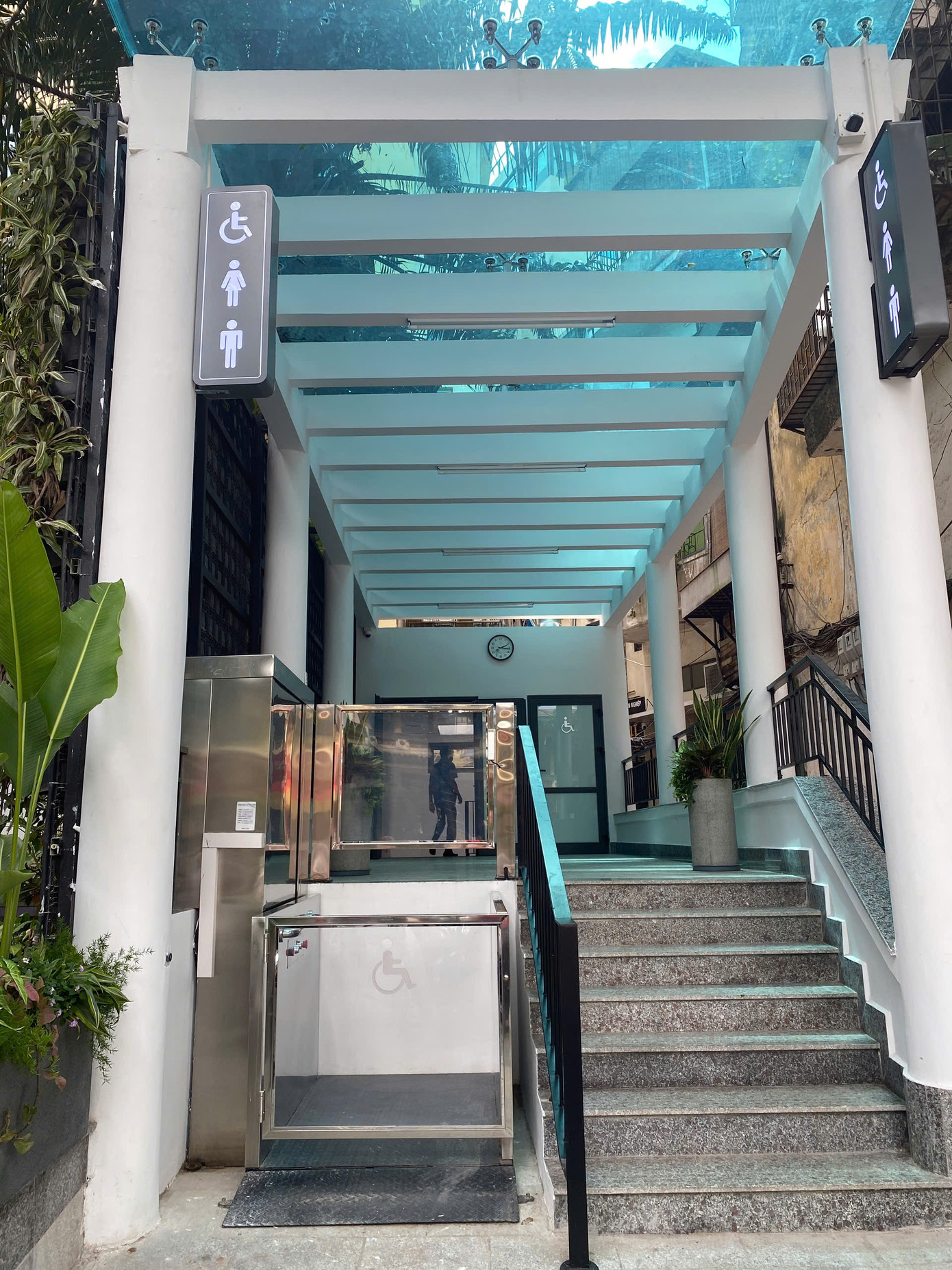 NVSCC số 8 Lê Thái Tổ được bổ sung thang nâng phục vụ cho người khuyết tật. Ảnh: PV.