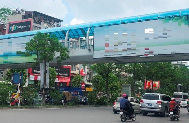Báo Tiền Phong từng có loạt bài phản ánh nhiều vi phạm liên quan hoạt động quảng cáo trên cầu vượt dành cho người đi bộ. Ảnh: A.Trọng. Báo Tiền Phong từng có loạt bài phản ánh nhiều vi phạm liên quan hoạt động quảng cáo trên cầu vượt dành cho người đi bộ. Ảnh: A.Trọng.