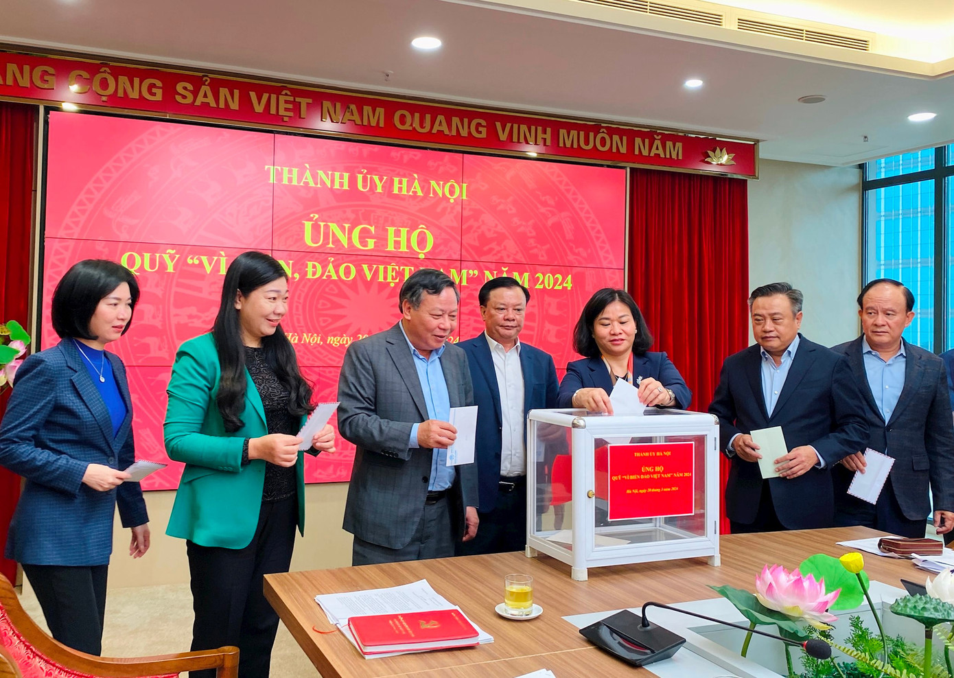 Bí thư Thành uỷ Hà Nội Đinh Tiến Dũng và lãnh đạo thành phố Hà Nội quyên góp ủng hộ Quỹ "Vì biển, đảo Việt Nam" năm 2024. Ảnh: PV. Bí thư Thành uỷ Hà Nội Đinh Tiến Dũng và lãnh đạo thành phố Hà Nội quyên góp ủng hộ Quỹ "Vì biển, đảo Việt Nam" năm 2024. Ảnh: PV.