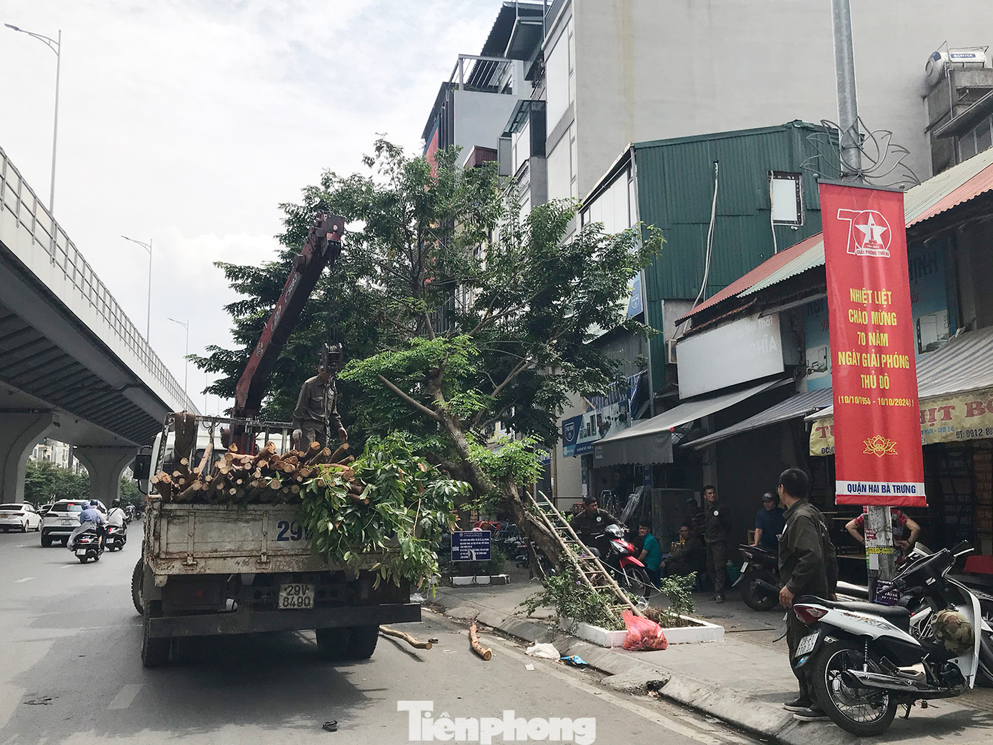 Sáng 15/10, lực lượng chức năng đã tiến hành xử lý, khắc phục tình trạng cây gãy đổ trên phố Minh Khai sau phản ánh của báo Tiền Phong. Ảnh: Trường Phong.
