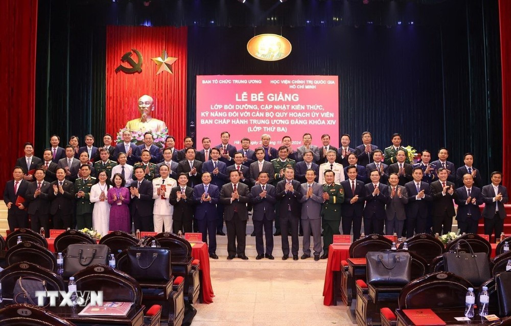 Lãnh đạo Đảng, Nhà nước với các học viên Lớp bồi dưỡng, cập nhật kiến thức, kỹ năng đối với cán bộ quy hoạch Ủy viên Ban Chấp hành Trung ương Đảng khóa XIV (lớp thứ ba). Ảnh: TTXVN.