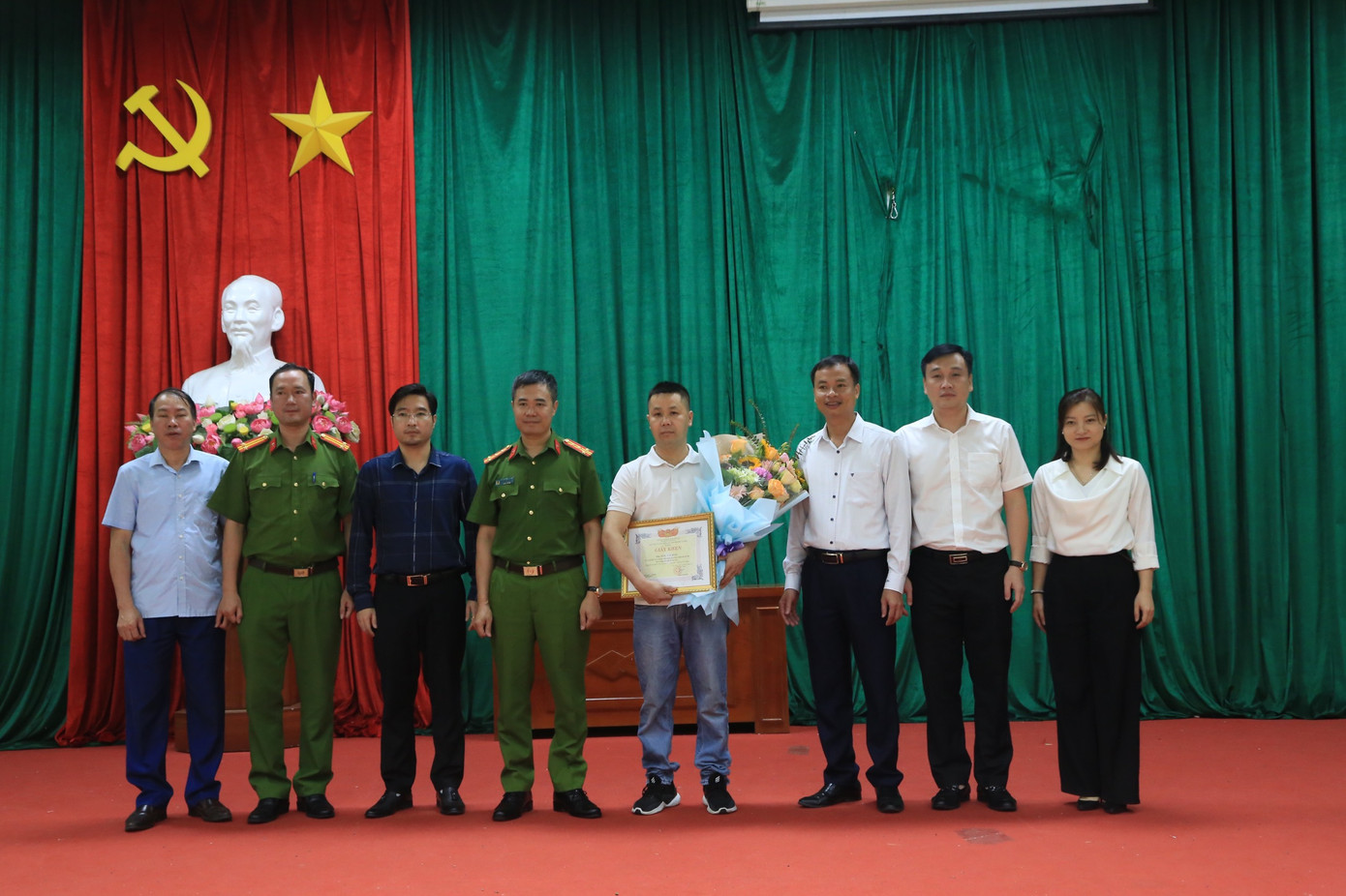 Anh Lèng Văn Bằng được chính quyền quận Hà Đông, phường Phú Lương khen thưởng vì hành động dũng cảm cứu người trong vụ cháy. Ảnh: PV.