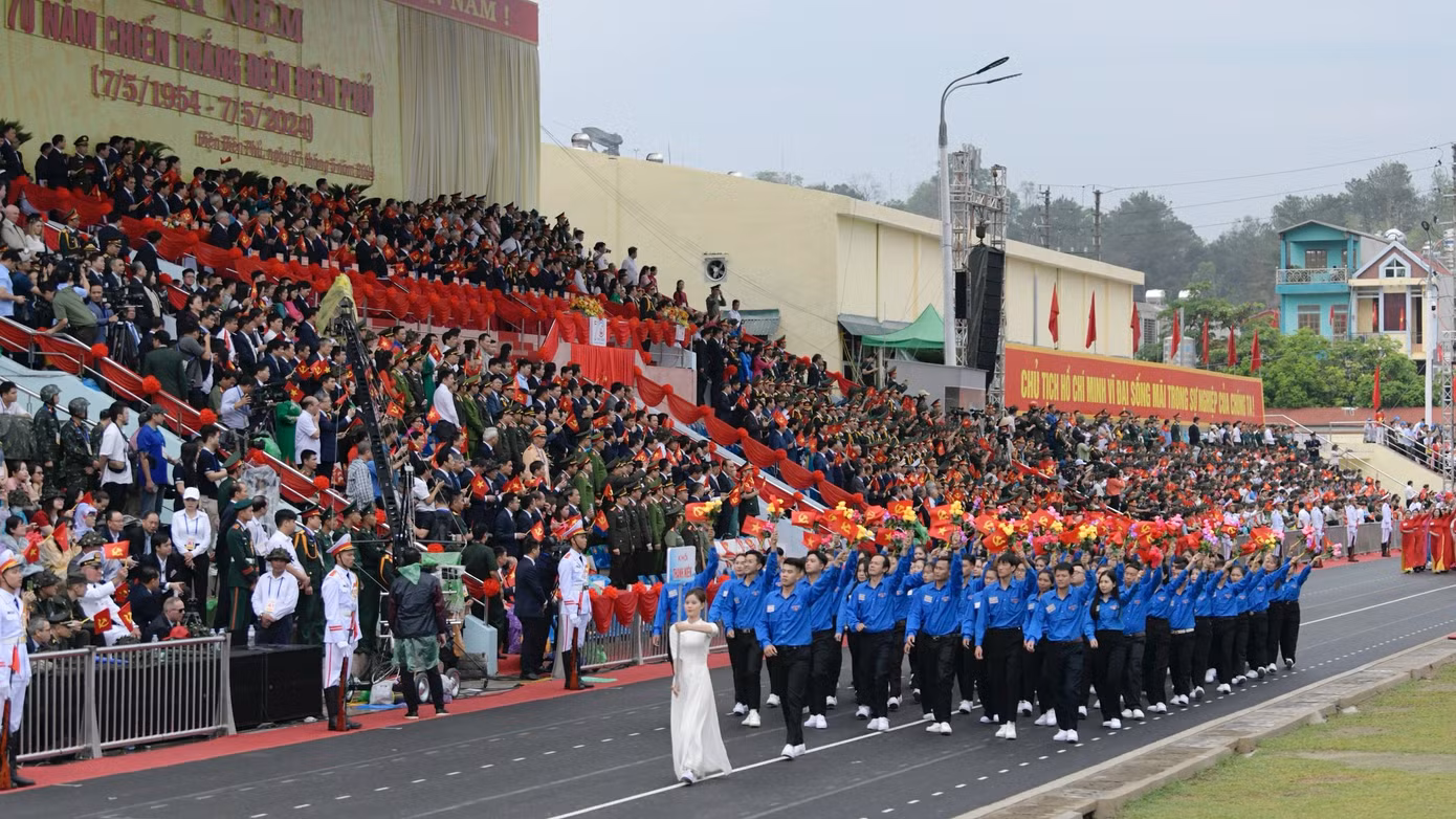 Khối đội hình Thanh niên Việt Nam tiến qua lễ đài Kỷ niệm 70 năm Chiến thắng Điện Biên Phủ sáng 7/5.
