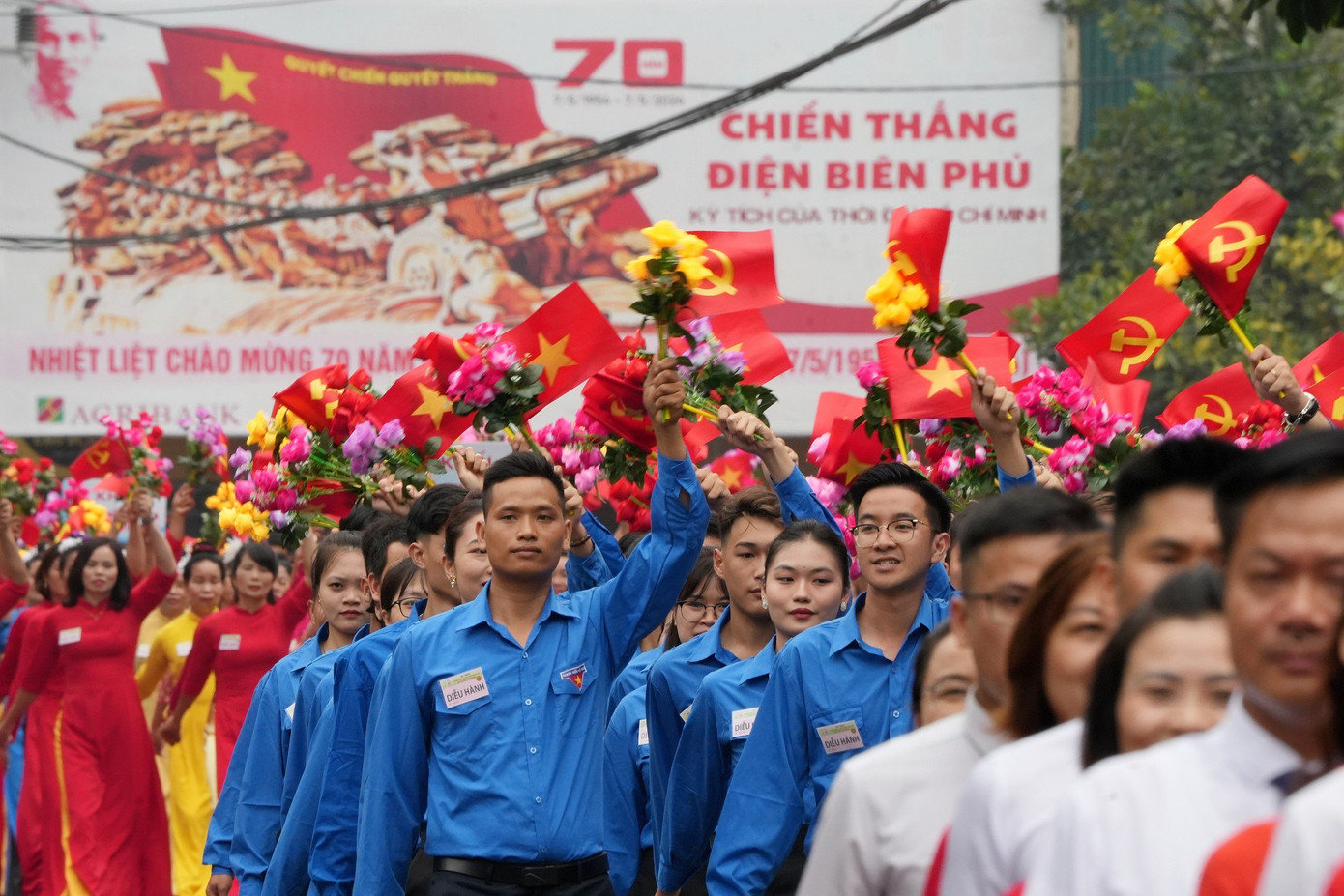 Thanh niên Việt Nam đang ra sức thi đua rèn đức, luyện tài, xung kích, sáng tạo, tình nguyện đi đầu trong sự nghiệp đổi mới công nghiệp hoá - hiện đại hoá đất nước.