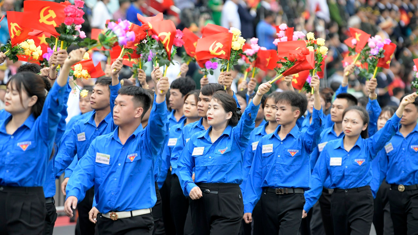 Các đại biểu vẫy cờ, hoa trong Lễ kỷ niệm.