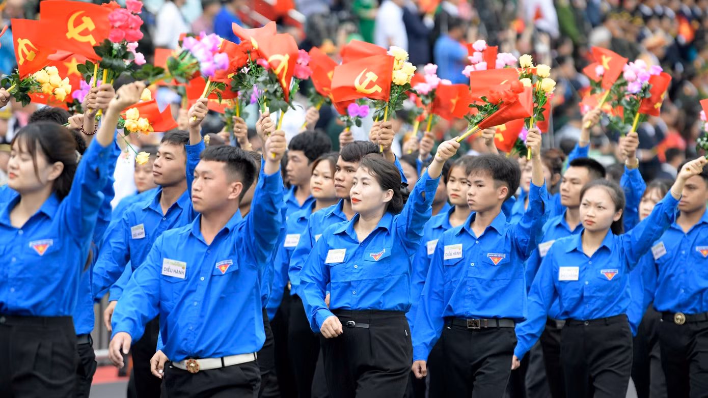 Các đại biểu vẫy cờ, hoa trong Lễ kỷ niệm.
