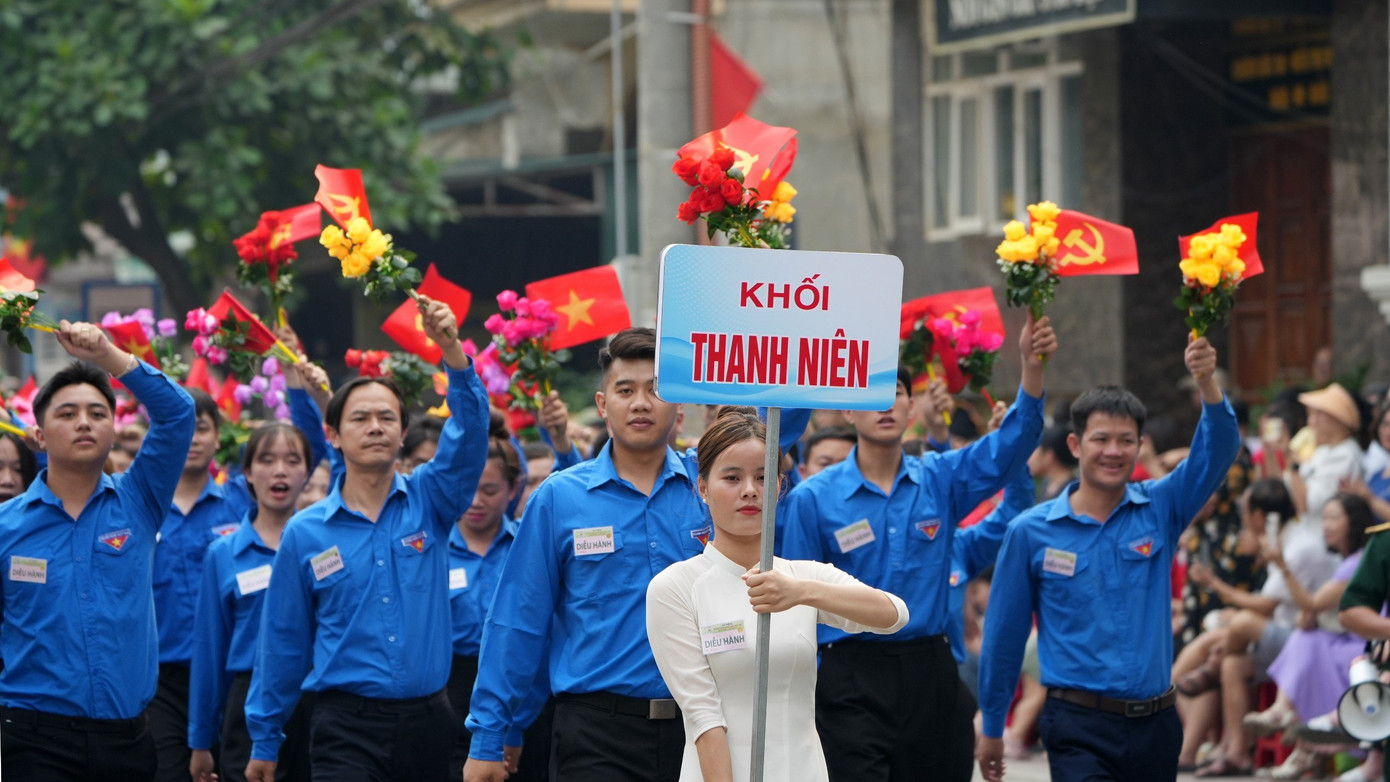 Khối đội hình Thanh niên Việt Nam tham gia diễu hành, di chuyển qua nhiều tuyến phố của thành phố Điện Biên Phủ.