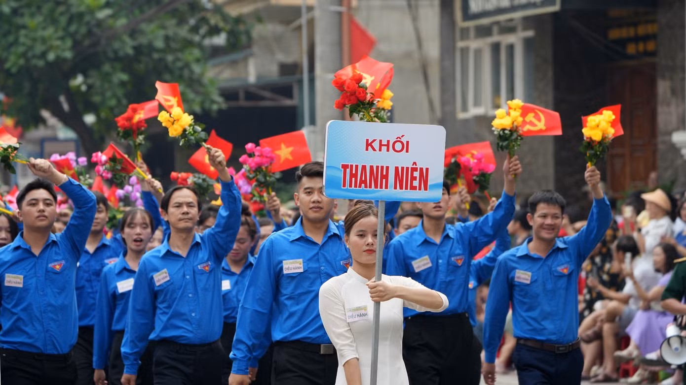 Khối đội hình Thanh niên Việt Nam tham gia diễu hành, di chuyển qua nhiều tuyến phố của thành phố Điện Biên Phủ.