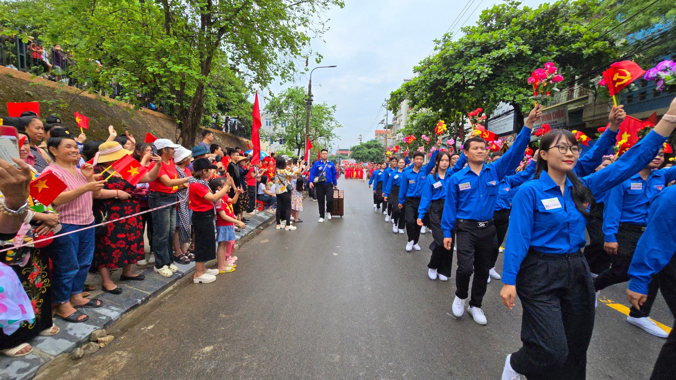 Rực rỡ sắc cờ, hoa khi các khối đội hình diễu binh, diễu hành đi qua.