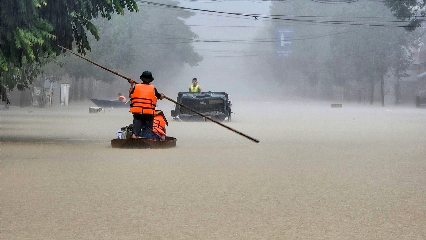 Cán bộ, chiến sĩ quân đội, công an đội mưa di chuyển vào các vùng ngập lụt ở thành phố Thái Nguyên (tỉnh Thái Nguyên) để cứu trợ người dân. Ảnh: Hoàng Mạnh Thắng. Cán bộ, chiến sĩ quân đội, công an đội mưa di chuyển vào các vùng ngập lụt ở thành phố Thái Nguyên (tỉnh Thái Nguyên) để cứu trợ người dân. Ảnh: Hoàng Mạnh Thắng.