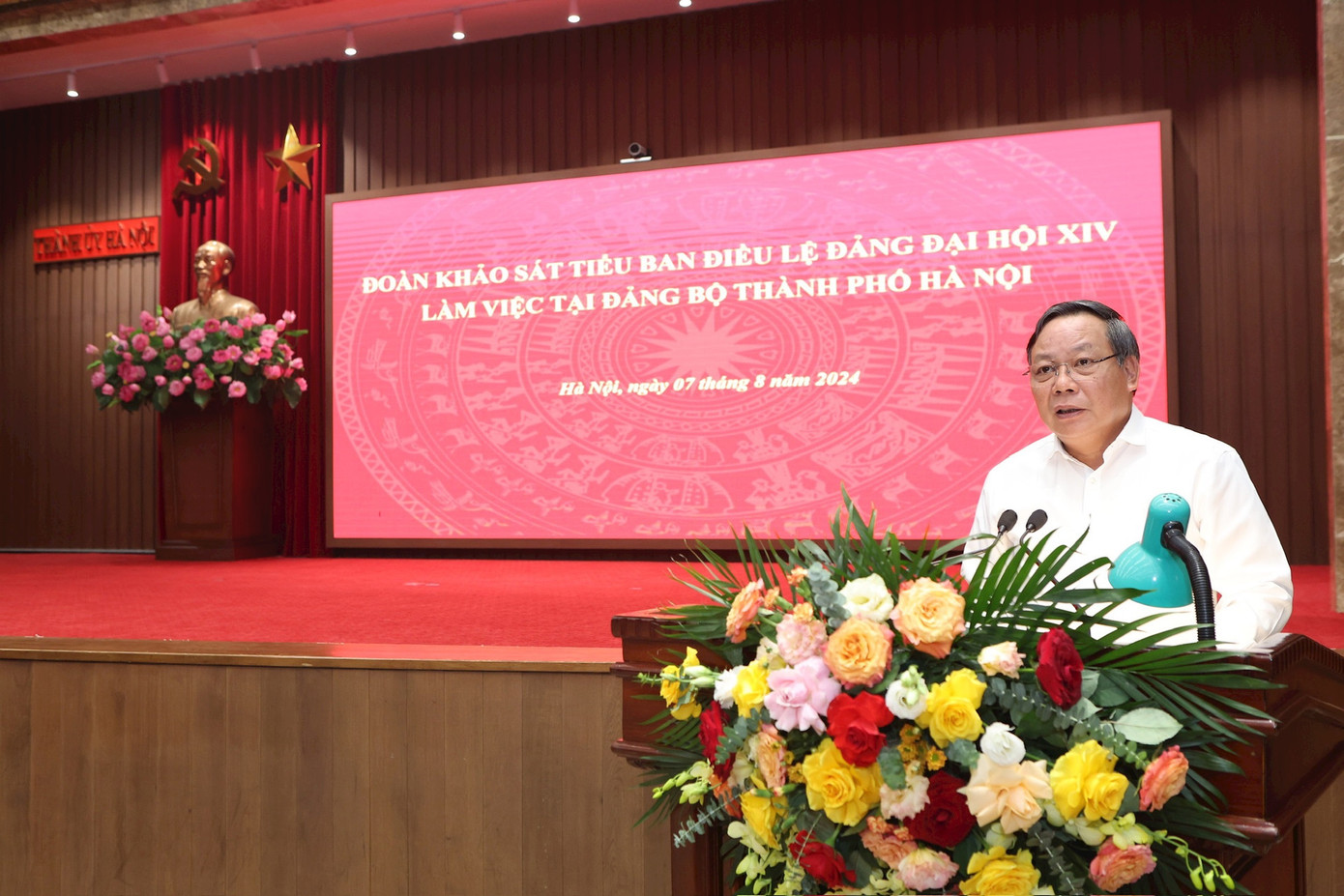 Phó Bí thư Thành uỷ Hà Nội Nguyễn Văn Phong báo cáo tại buổi làm việc. Ảnh: Viết Thành. Phó Bí thư Thành uỷ Hà Nội Nguyễn Văn Phong báo cáo tại buổi làm việc. Ảnh: Viết Thành.