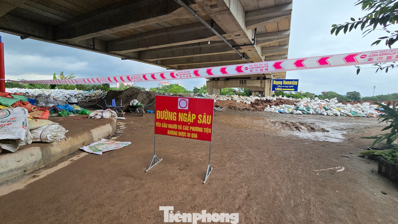 Lực lượng chức năng đã đặt biển cảnh báo, túc trực, canh giữ để sớm phát hiện, xử lý những vấn đề liên quan đến an toàn đê sông Cầu. Ảnh: Hoàng Mạnh Thắng.