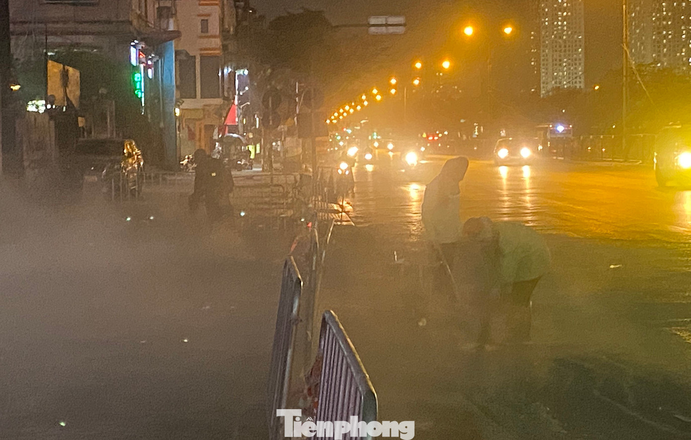 Bụi bay mù mịt do công nhân dùng máy thổi công suất lớn làm sạch mặt bằng thi công khu vực công trình hầm chui Kim Đồng, tối 7/3. Ảnh: Trường Phong. Bụi bay mù mịt do công nhân dùng máy thổi công suất lớn làm sạch mặt bằng thi công khu vực công trình hầm chui Kim Đồng, tối 7/3. Ảnh: Trường Phong.