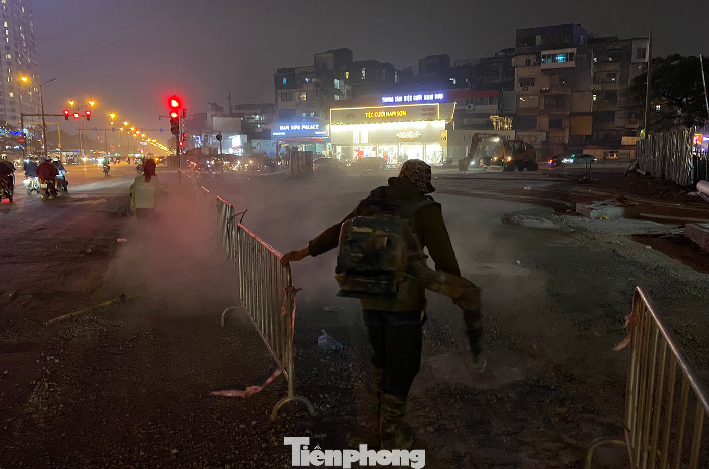 Máy thổi gây phát tán bụi mù mịt cả một khu vực. Ảnh: Trường Phong. Máy thổi gây phát tán bụi mù mịt cả một khu vực. Ảnh: Trường Phong.