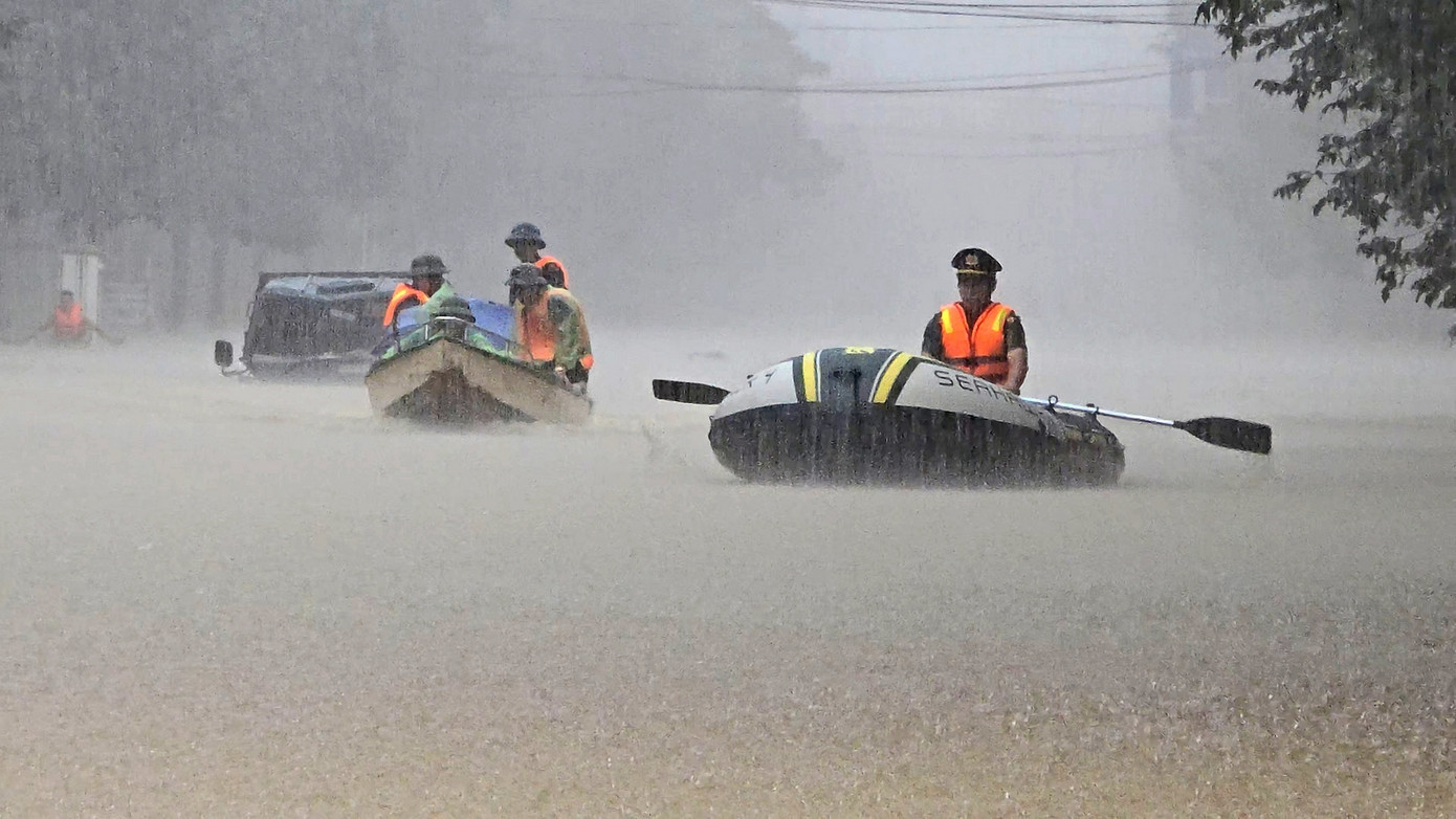 Cán bộ, chiến sĩ quân đội, công an đội mưa di chuyển vào các vùng ngập lụt ở thành phố Thái Nguyên (tỉnh Thái Nguyên) để cứu trợ người dân. Ảnh: Hoàng Mạnh Thắng. Cán bộ, chiến sĩ quân đội, công an đội mưa di chuyển vào các vùng ngập lụt ở thành phố Thái Nguyên (tỉnh Thái Nguyên) để cứu trợ người dân. Ảnh: Hoàng Mạnh Thắng.