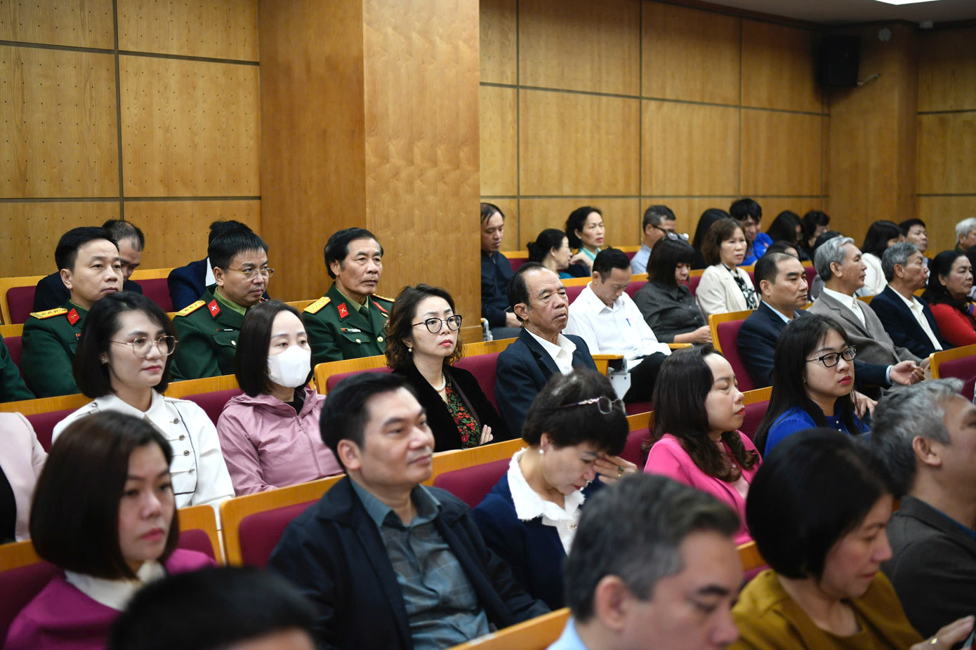 Các cử tri phát biểu ý kiến tại hội nghị. Ảnh: Như Ý.