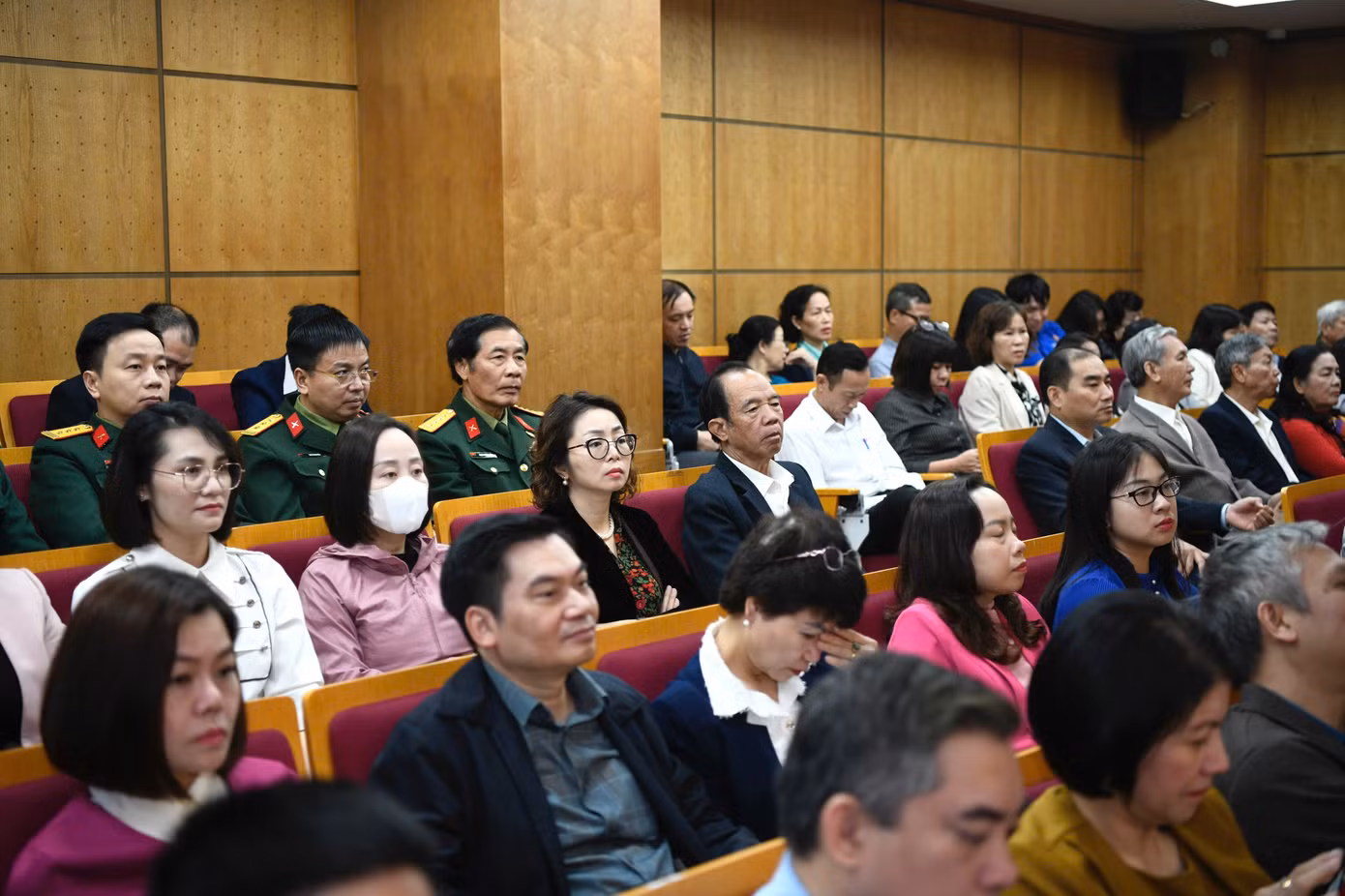 Các cử tri phát biểu ý kiến tại hội nghị. Ảnh: Như Ý.