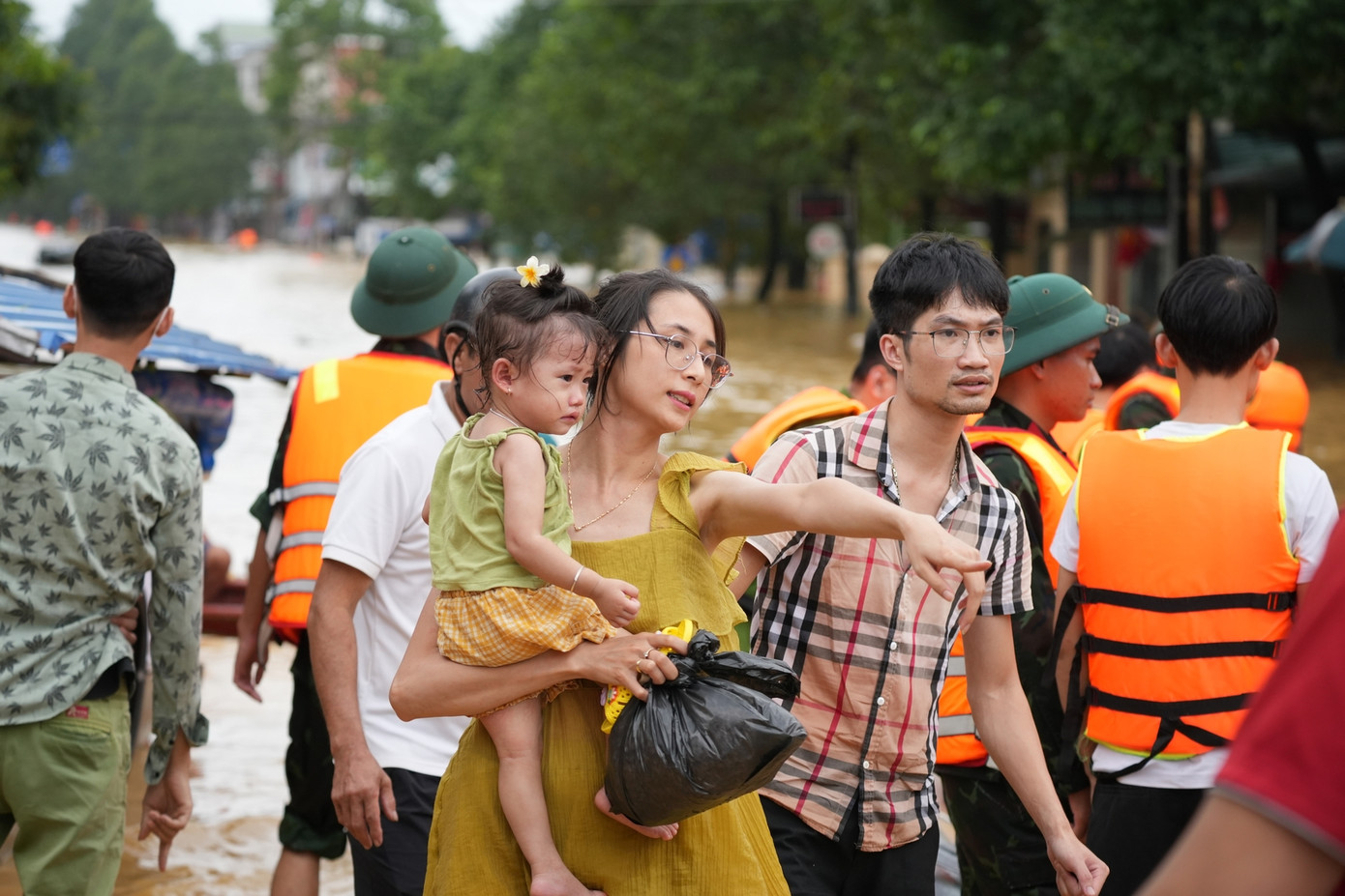 Nhiều người dân, trong đó có nhiều trẻ em tiếp tục được đưa ra khỏi vùng lũ. Ảnh: Hoàng Mạnh Thắng Nhiều người dân, trong đó có nhiều trẻ em tiếp tục được đưa ra khỏi vùng lũ. Ảnh: Hoàng Mạnh Thắng