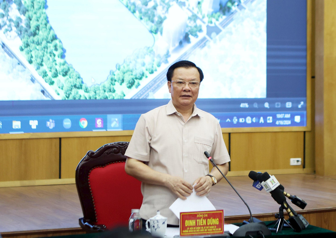 Bí thư Thành uỷ Hà Nội Đinh Tiến Dũng phát biểu tại buổi làm việc về tiến độ cải tạo chung cư cũ trên địa bàn thành phố. Ảnh: PV.