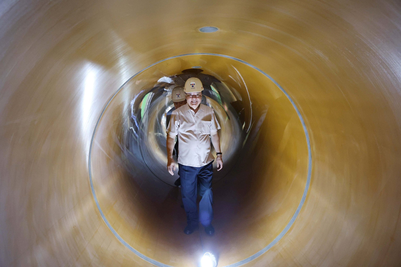 Bí thư Thành uỷ Hà Nội Đinh Tiến Dũng kiểm tra hệ thống cống ngầm thu nước thải khu vực sông Tô Lịch. Ảnh: PV.