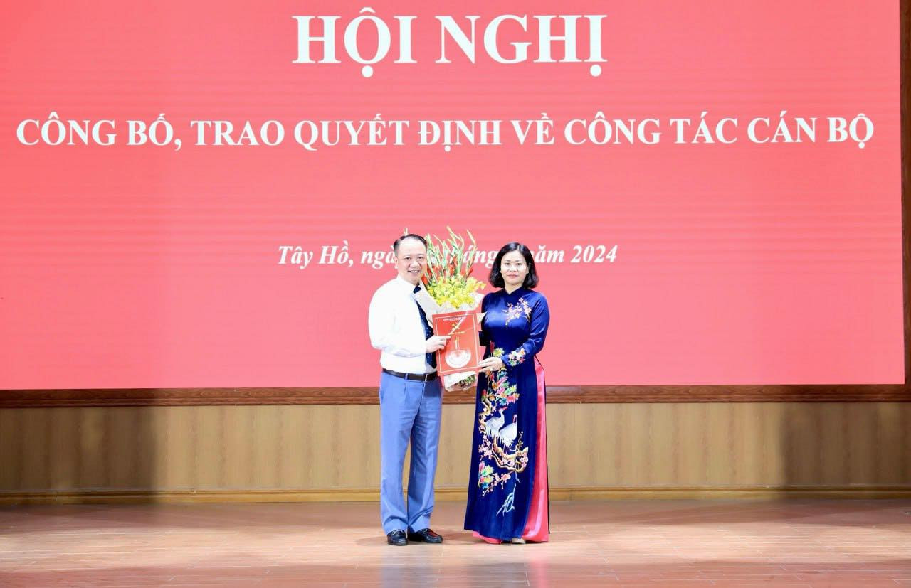 Phó Bí thư Thường trực Thành uỷ Hà Nội Nguyễn Thị Tuyến trao quyết định cho ông Nguyễn Lê Hoàng. Ảnh: PV.