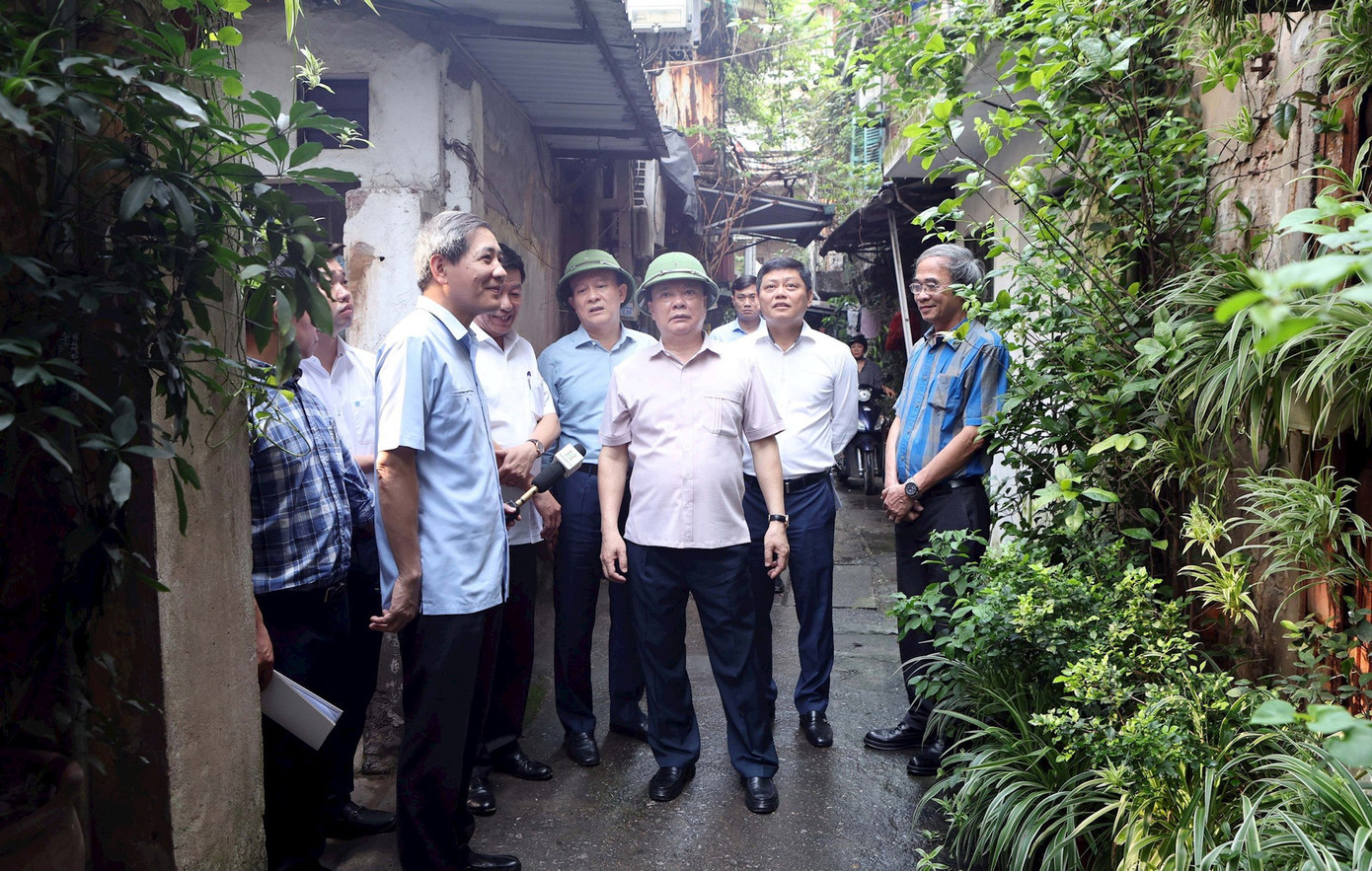 Bí thư Thành uỷ Hà Nội Đinh Tiến Dũng kiểm tra chung cư cũ trên địa bàn quận Ba Đình. Ảnh: PV.