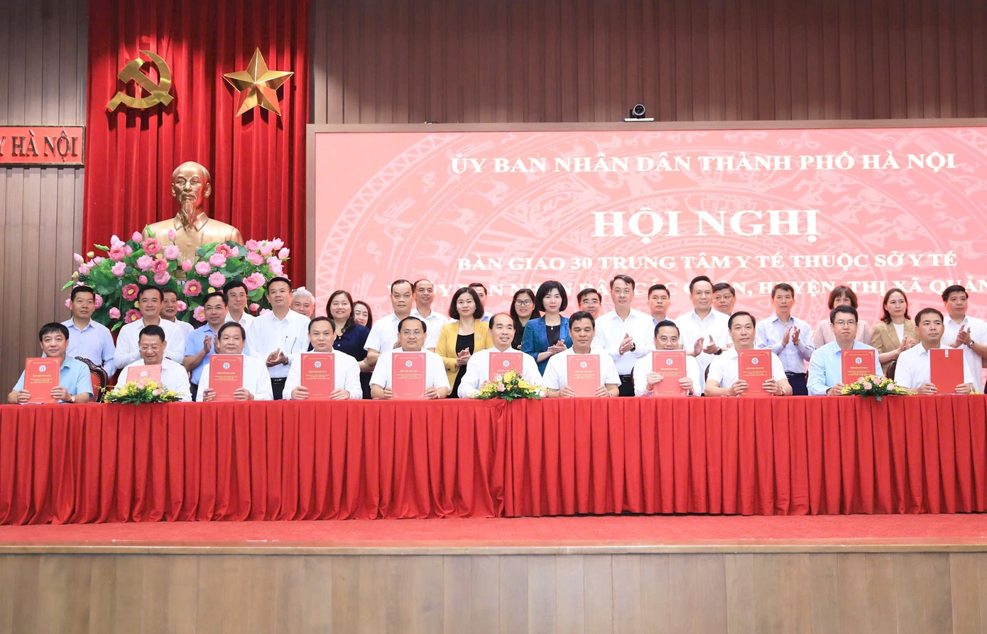 Lãnh đạo thành phố Hà Nội chứng kiến lễ ký bàn giao 30 trung tâm y tế thuộc Sở Y tế Hà Nội về các quận, huyện, thị xã. Ảnh: HNM. Lãnh đạo thành phố Hà Nội chứng kiến lễ ký bàn giao 30 trung tâm y tế thuộc Sở Y tế Hà Nội về các quận, huyện, thị xã. Ảnh: HNM.
