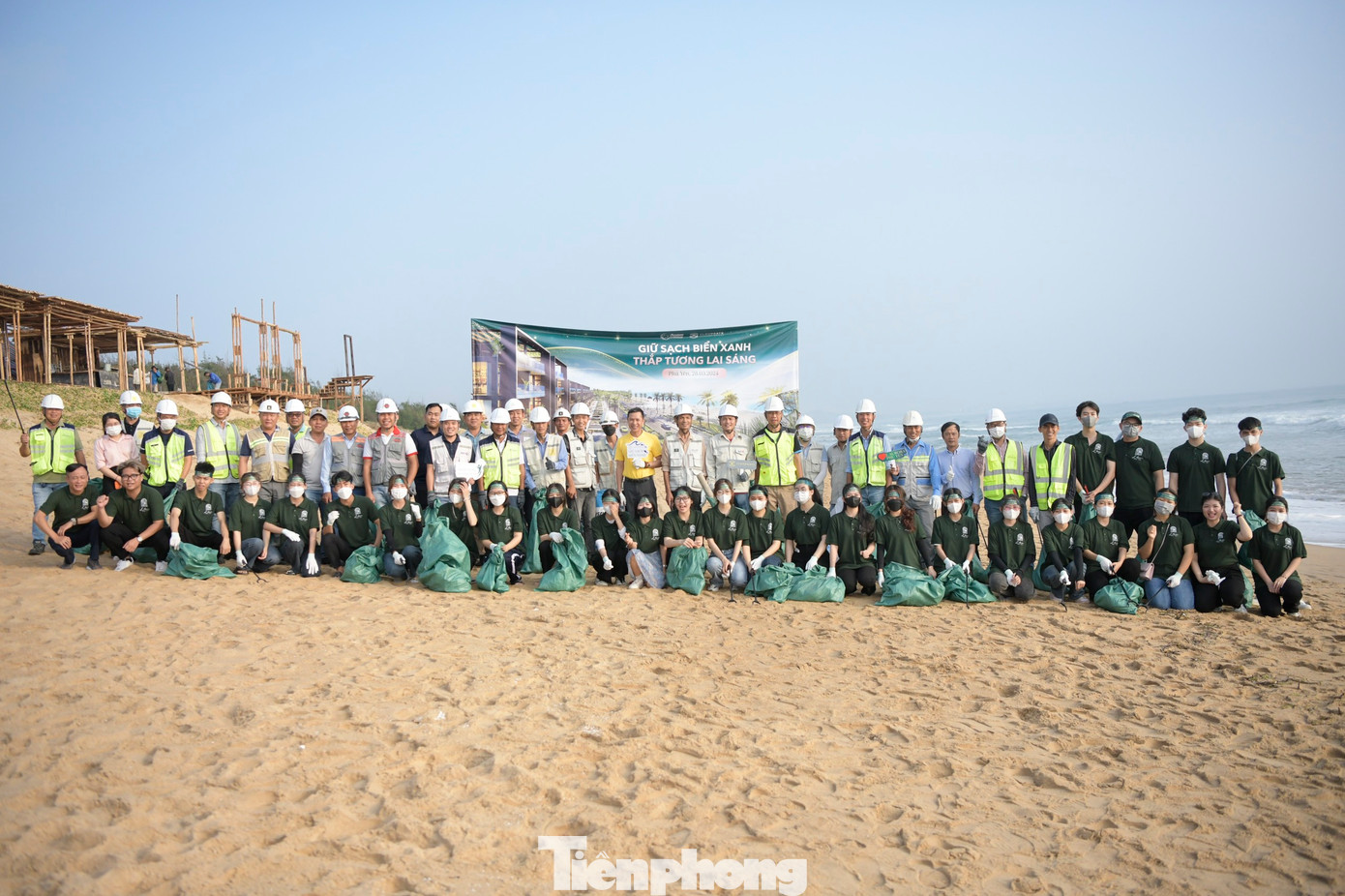 Các đại biểu chụp ảnh lưu niệm sau khi kết thúc sự kiện.