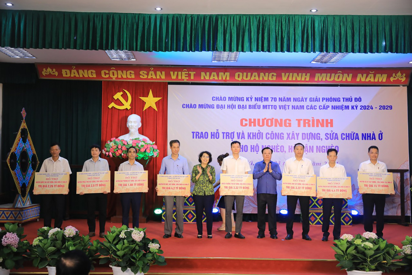 Bí thư Thành uỷ Hà Nội Đinh Tiến Dũng dự chương trình trao hỗ trợ và khởi công xây dựng, sửa chữa nhà ở cho hộ nghèo, hộ cận nghèo trên địa bàn thành phố Hà Nội, sáng 3/4. Ảnh: PV. Bí thư Thành uỷ Hà Nội Đinh Tiến Dũng dự chương trình trao hỗ trợ và khởi công xây dựng, sửa chữa nhà ở cho hộ nghèo, hộ cận nghèo trên địa bàn thành phố Hà Nội, sáng 3/4. Ảnh: PV.